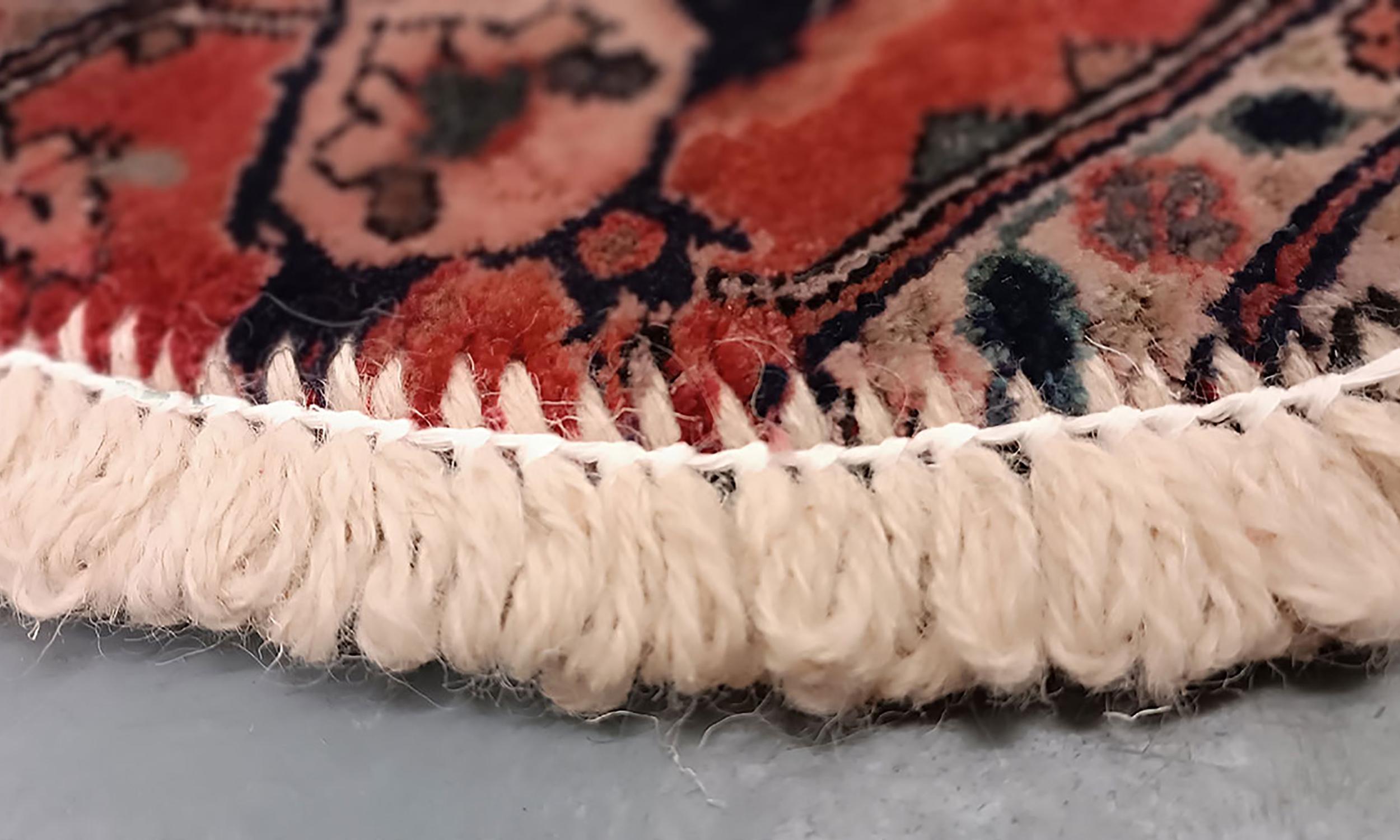 Alfombra oriental hecha a mano con un motivo floral tradicional tejido en tonos profundos y ricos creados con tintes vegetales orgánicos sobre lana de cordero, esta pequeña alfombra es perfecta para cualquier puerta de casa moderna o tradicional.