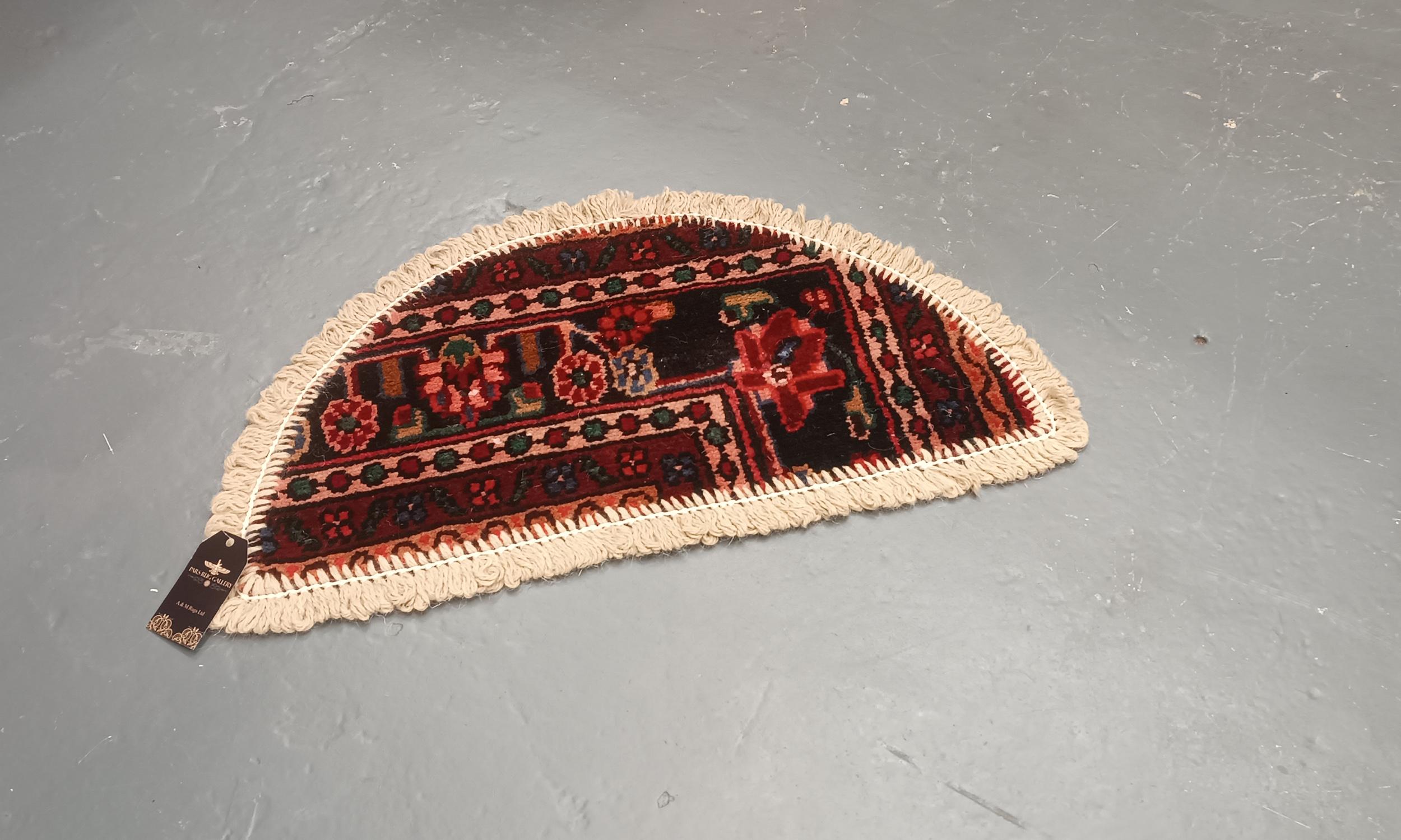 Handmade Rug Doormat Oriental Rug Half Circular Interior Carpet Mat Entrance Way In Excellent Condition For Sale In Wembley, GB