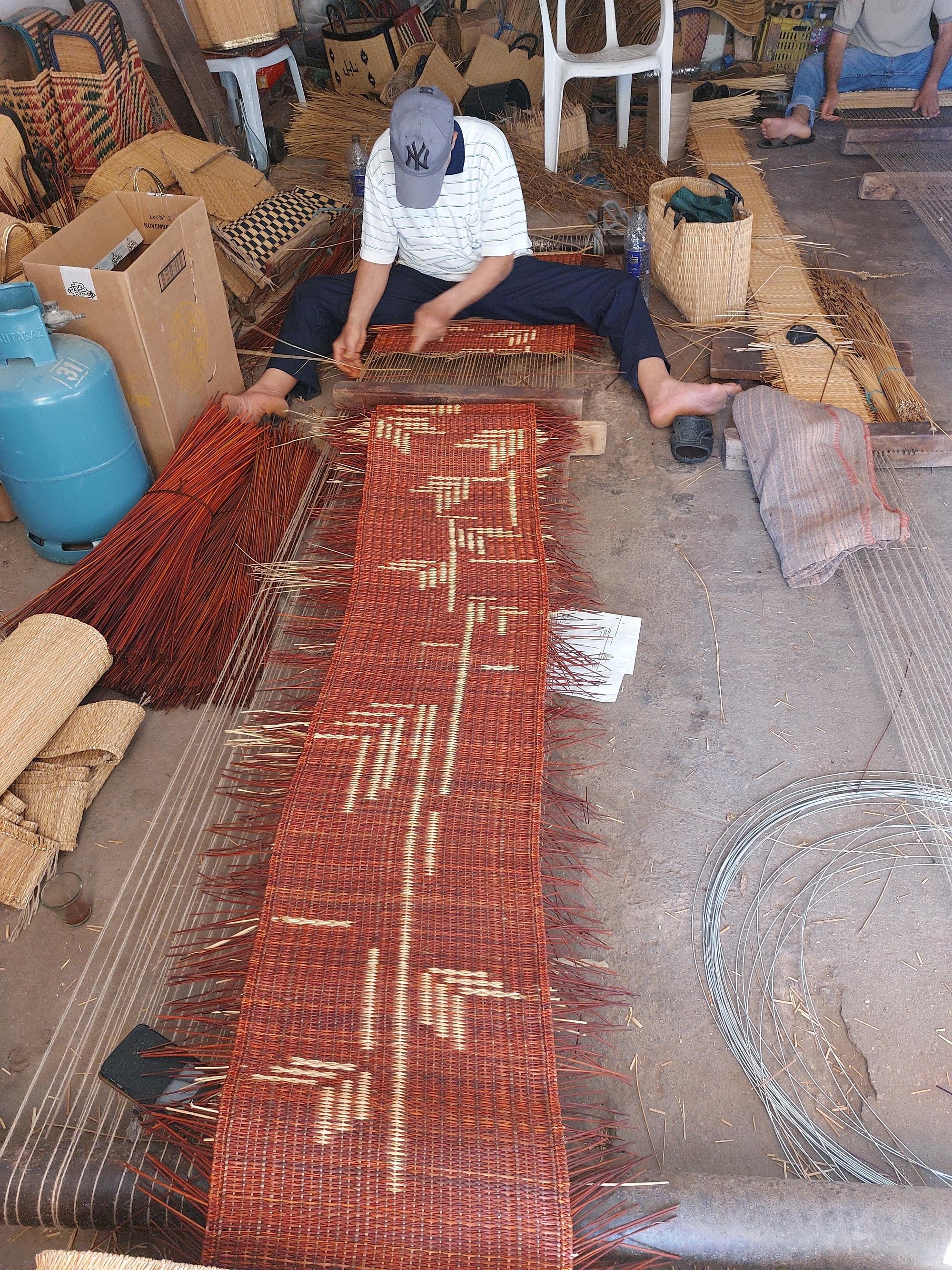 Handmade Rug in Natural Fiber for Sophisticated Home Decor l La Fibre Artisanale For Sale 5