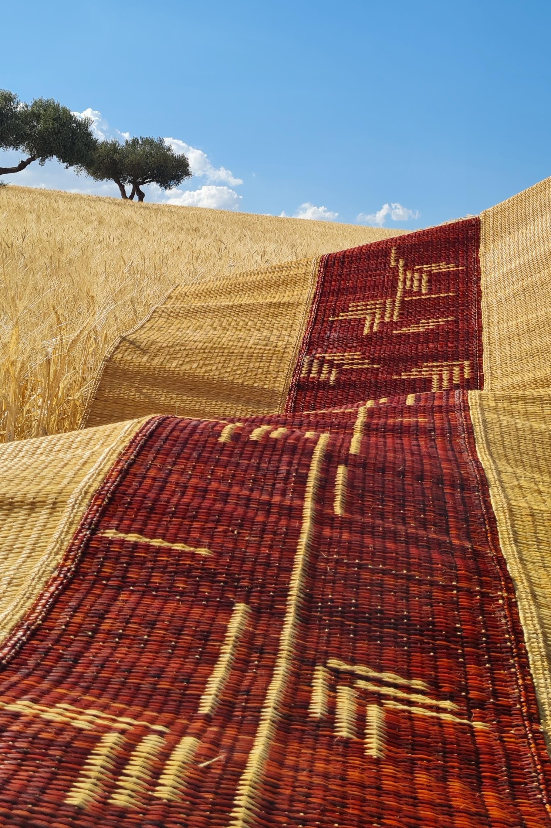 Handmade Rug in Natural Fiber for Sophisticated Home Decor l La Fibre Artisanale For Sale 2