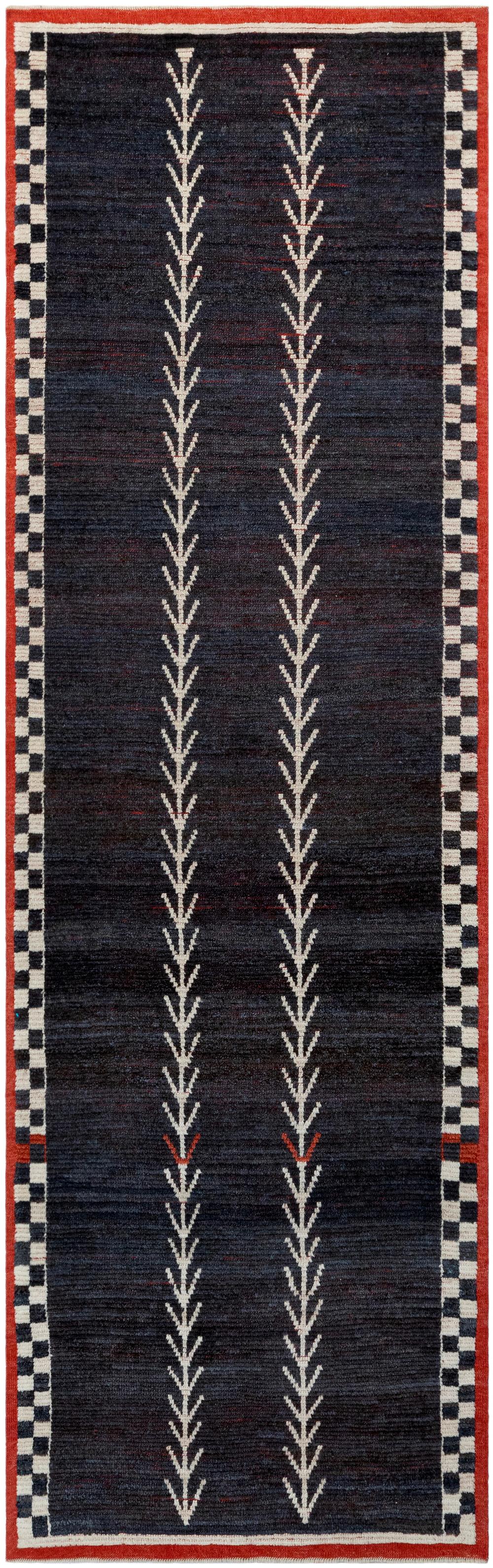 Runner in lana fatto a mano con geometria audace e simmetria organica
Eleva gli spazi di transizione con questo straordinario runner annodato a mano, un pezzo senza tempo che bilancia ad arte la semplicità moderna con la profondità artigianale.