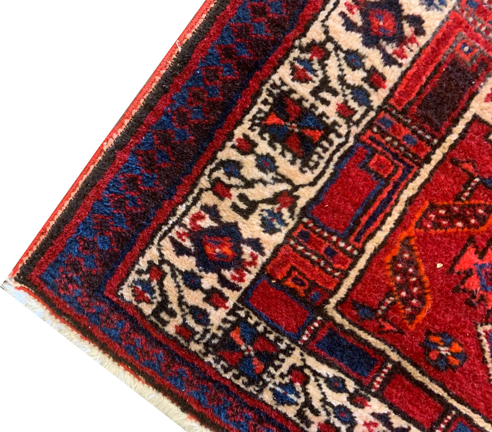 Tintura vegetale Tappeto Runner fatto a mano Geometrico Orientale in Lana Rossa in vendita