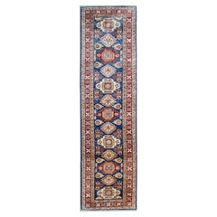 Handgefertigter traditioneller Kazak-Teppich in Blau, geometrischer Läufer