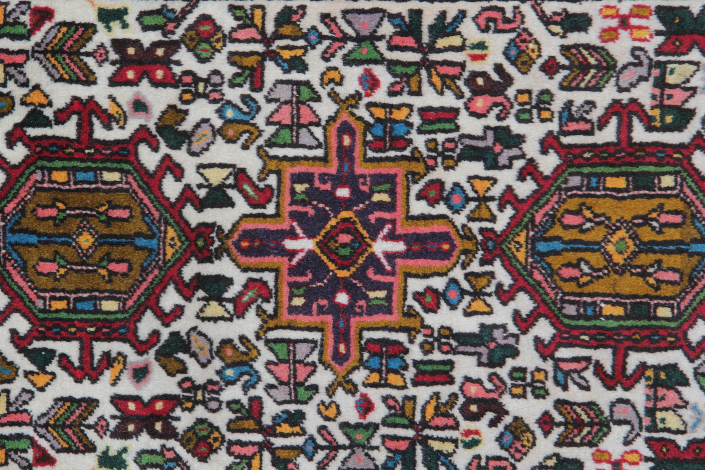 Handgefertigte Läufer und Teppiche, orientalischer Vintage-Läufer aus Wolle, Stammeskunst (Aserbaidschanisch) im Angebot