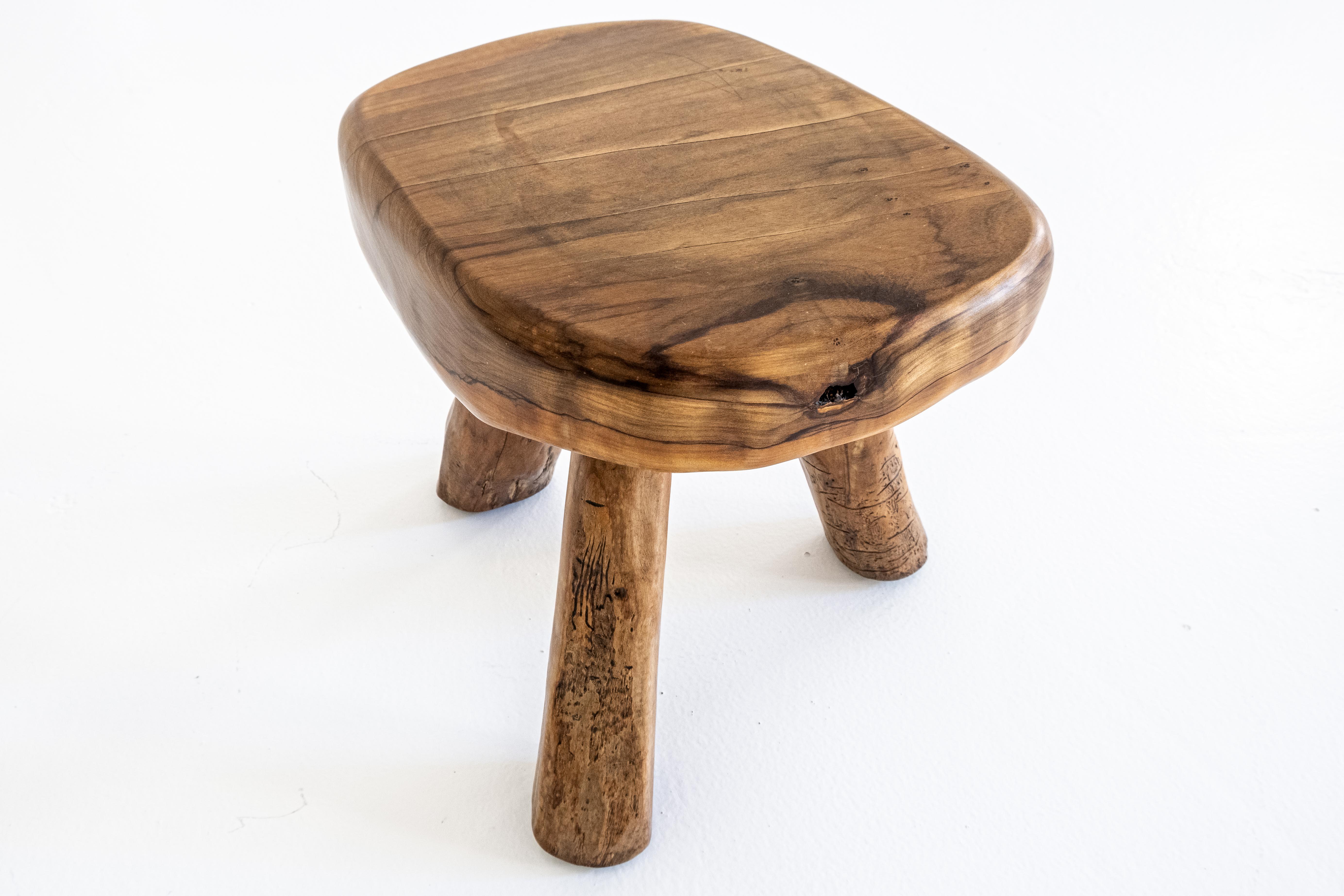 Handmade, Rustic, Sculptural, Massiv Olive Wood Tripod Stool or Side Table In Good Condition In Munster, NRW