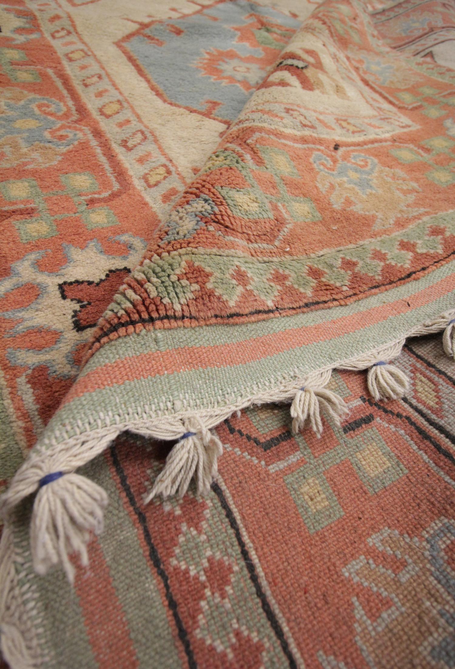 Tappeto turco rustico vintage fatto a mano, tappeto geometrico beige e blu 220 x 145 cm in vendita 2