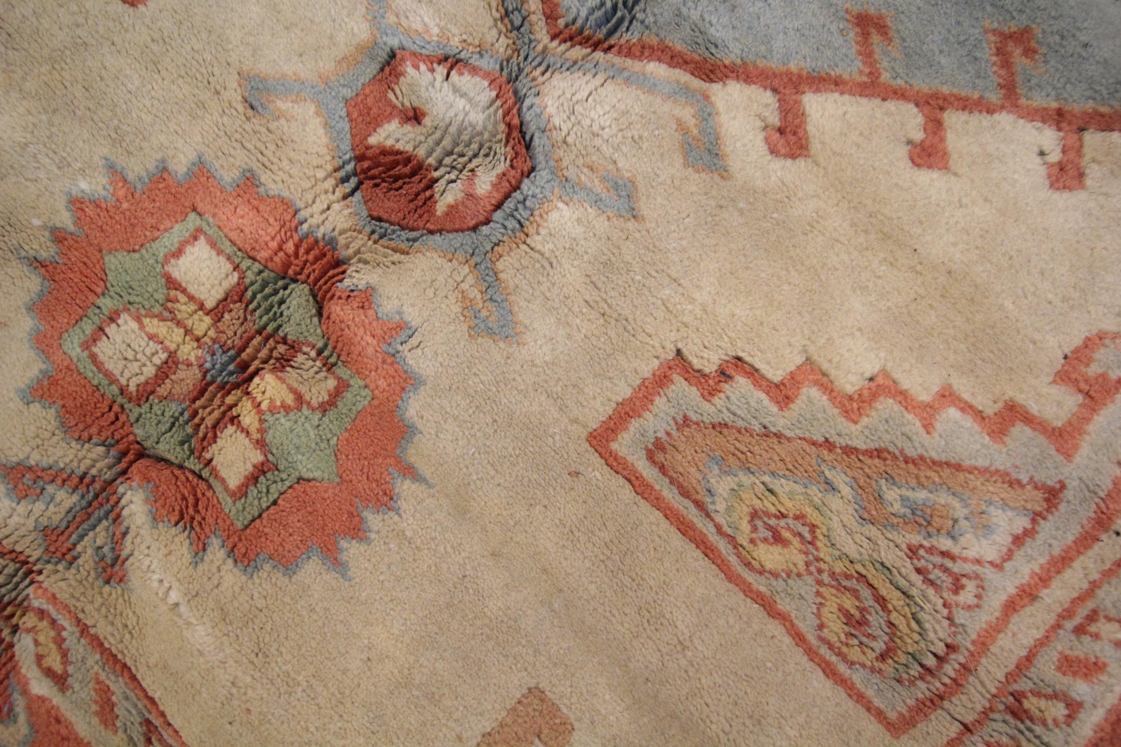 Fine XX secolo Tappeto turco rustico vintage fatto a mano, tappeto geometrico beige e blu 220 x 145 cm in vendita