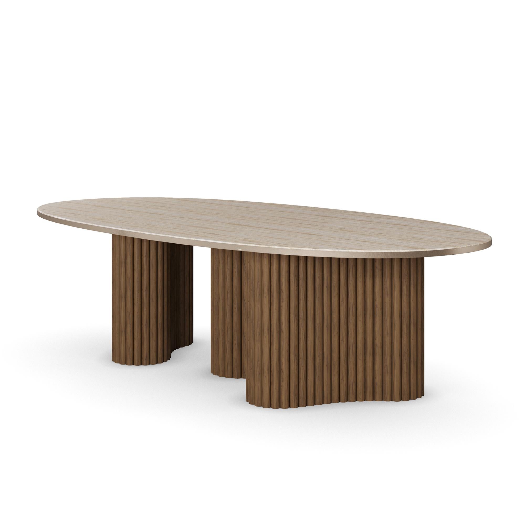 Organique Table de salle à manger I Santi faite à la main en noyer avec base en travertin par Nolita Harbour en vente