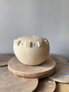 Vase en forme de chat en céramique aux couleurs naturelles, de style scandinave et fabriqué à la main, par Maku Ceramic