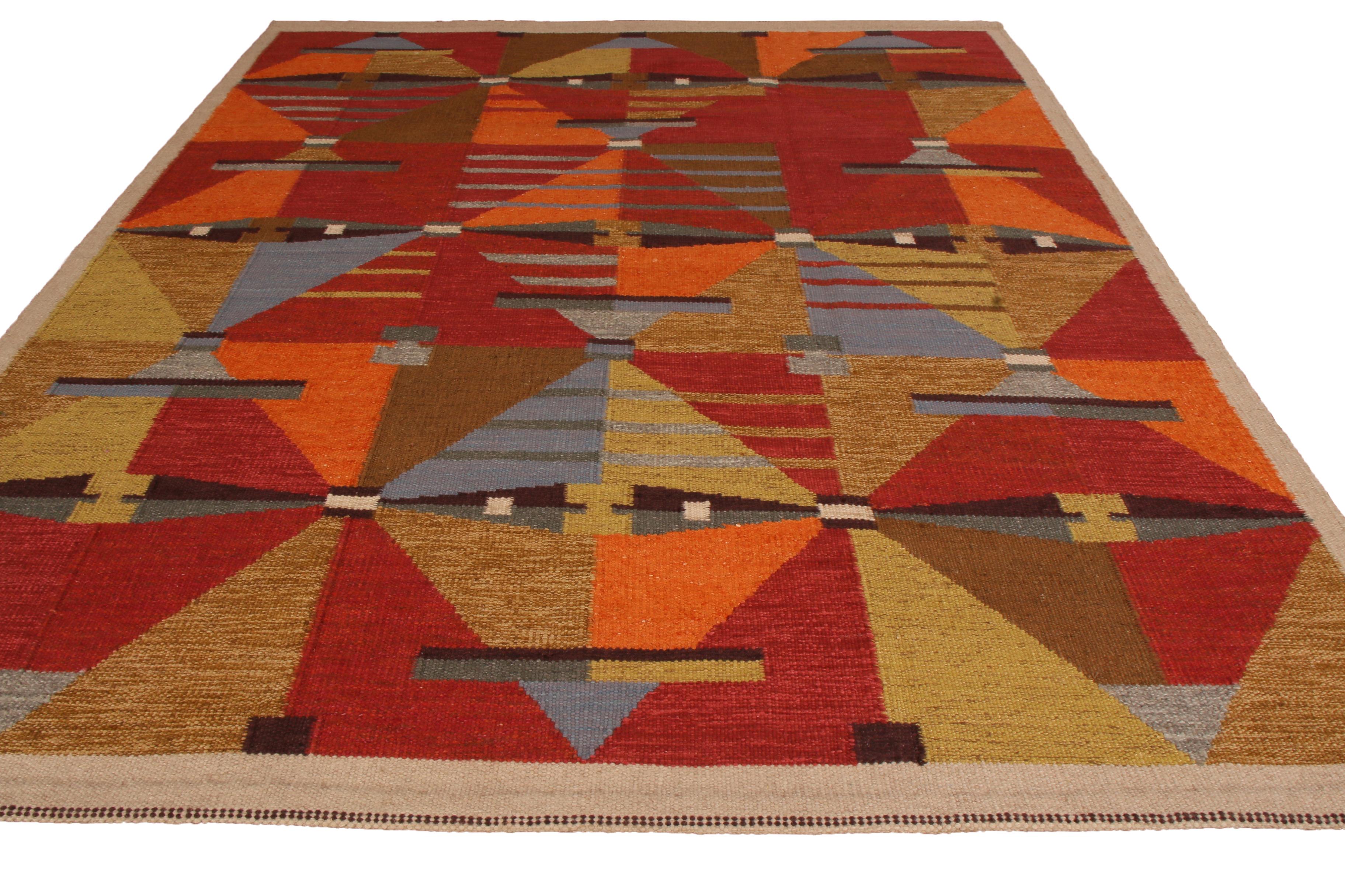 Tissé à la main dans un mélange exclusif de laine, de pashmina et de soie, cet article est un tapis Kilim scandinave 8 x 10 de la collection scandinave primée de Rug & Kilim. Il présente un jeu de teintes rouges, orange, beige-brun et bleues à