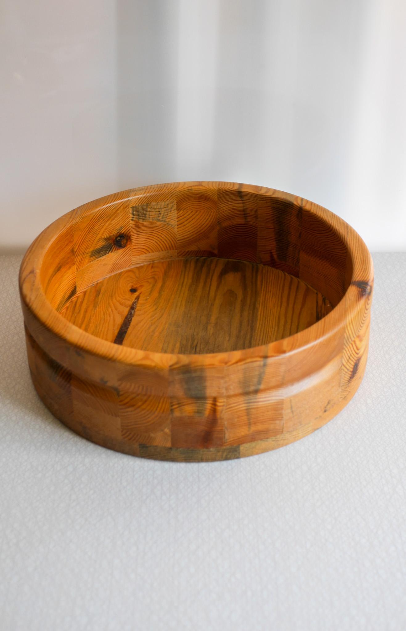 Handmade Scandinavian wooden bowl. A large mid-century turned rustic container in vendita 2