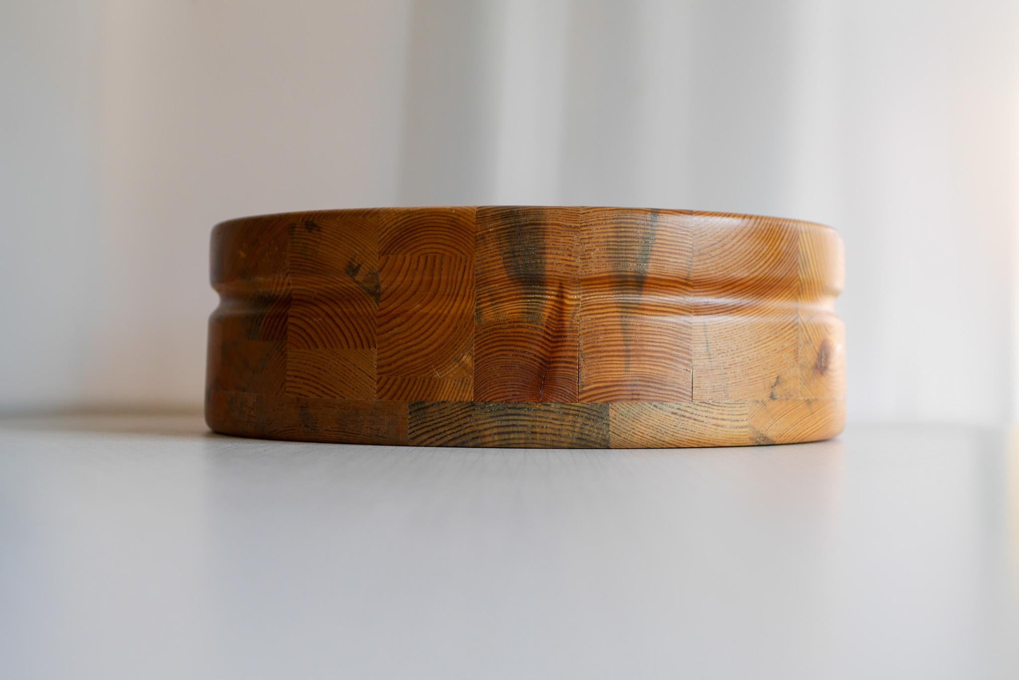 Handmade Scandinavian wooden bowl. A large mid-century turned rustic container in vendita 3