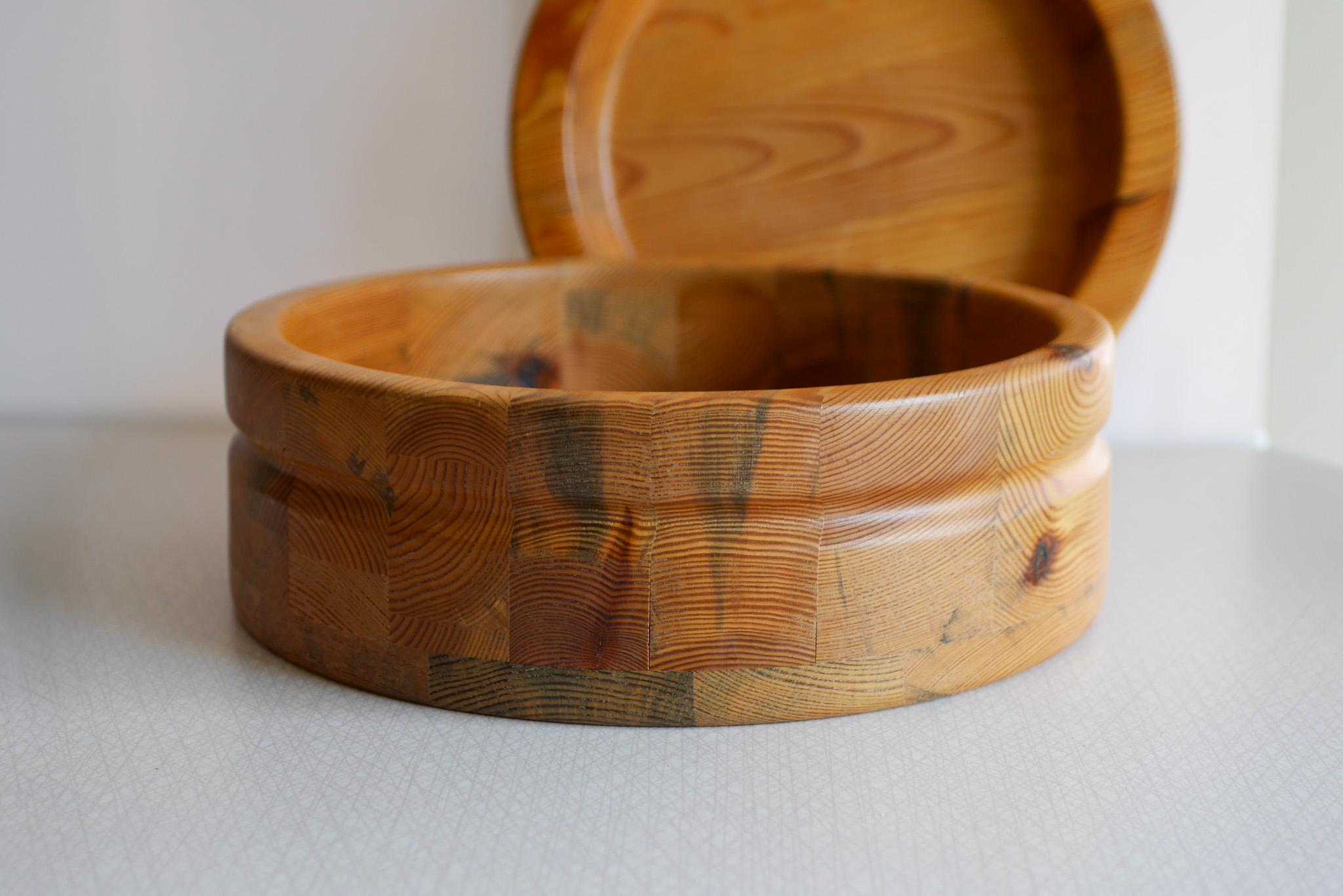 Mid-Century moderno Handmade Scandinavian wooden bowl. A large mid-century turned rustic container in vendita