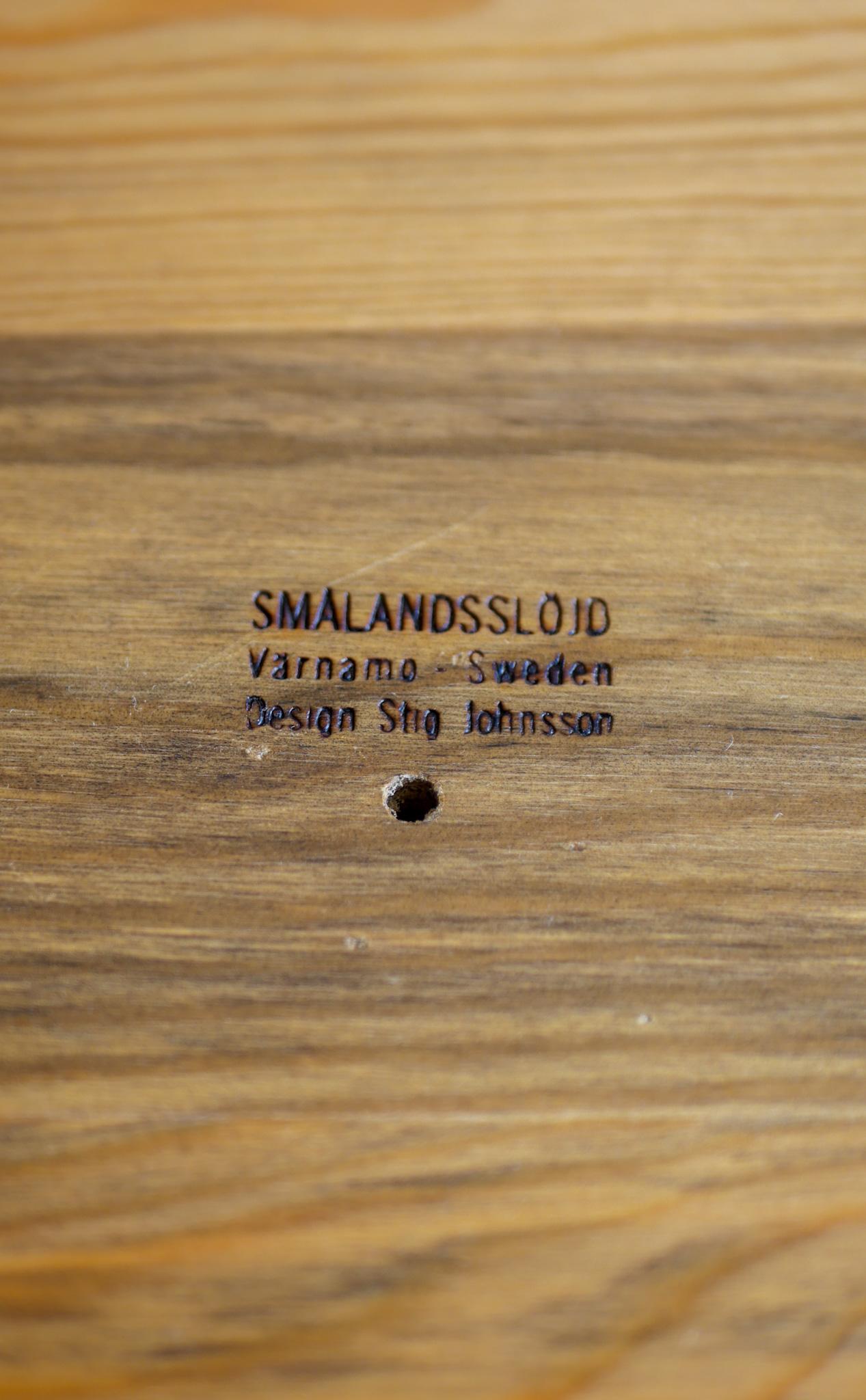 Svedese Handmade Scandinavian wooden bowl. A large mid-century turned rustic container in vendita