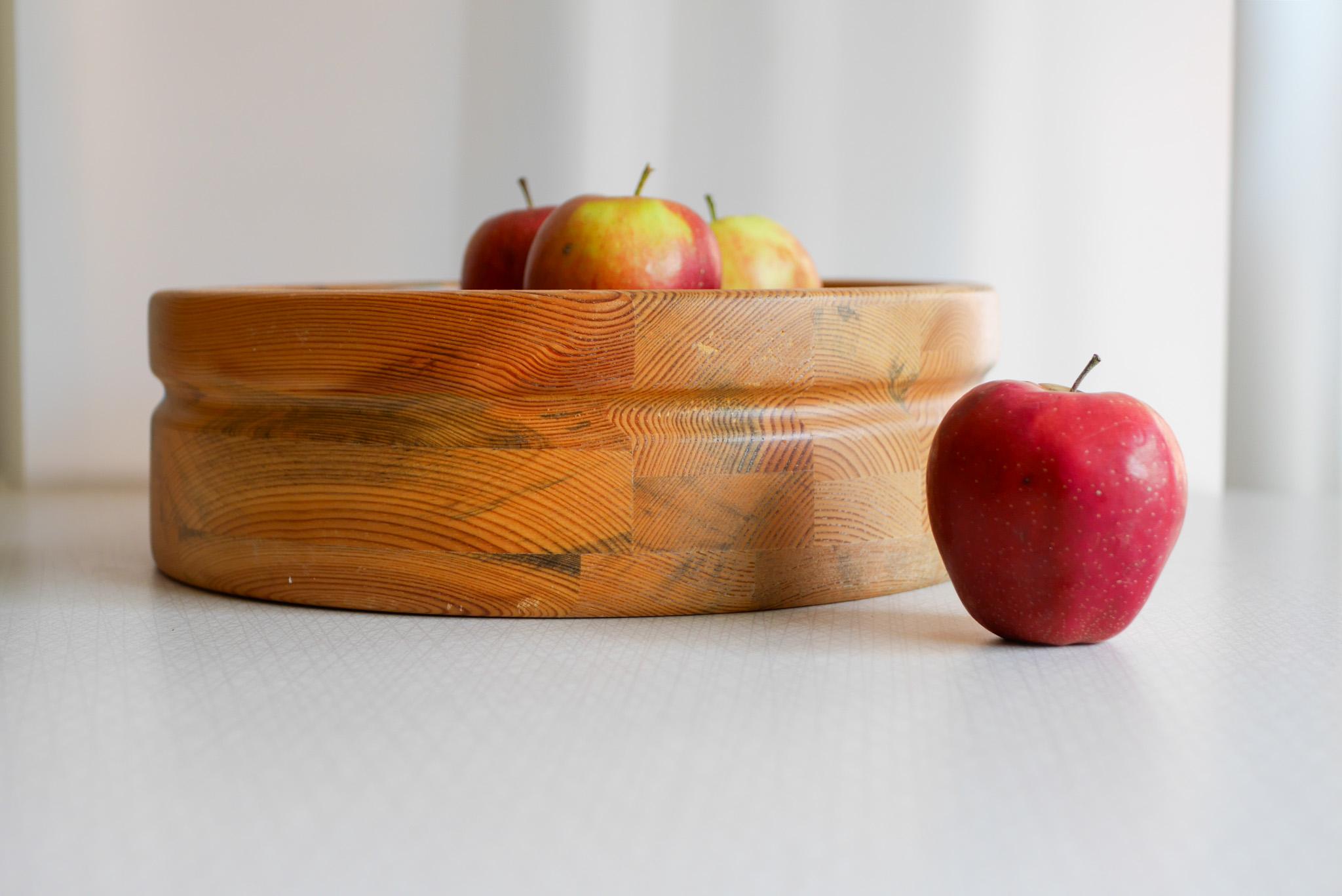 Fatto a mano Handmade Scandinavian wooden bowl. A large mid-century turned rustic container in vendita