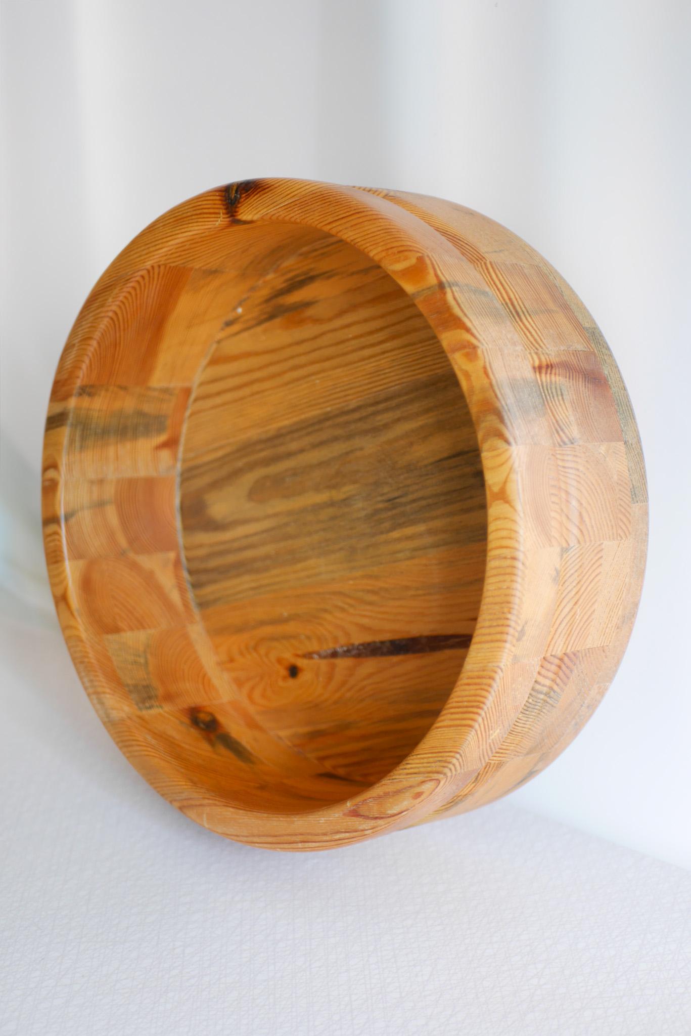Handmade Scandinavian wooden bowl. A large mid-century turned rustic container In condizioni buone in vendita a Skarpnäck, SE