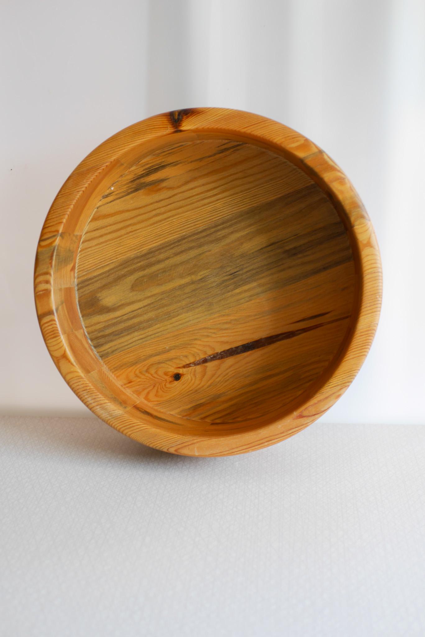 Fine XX secolo Handmade Scandinavian wooden bowl. A large mid-century turned rustic container in vendita