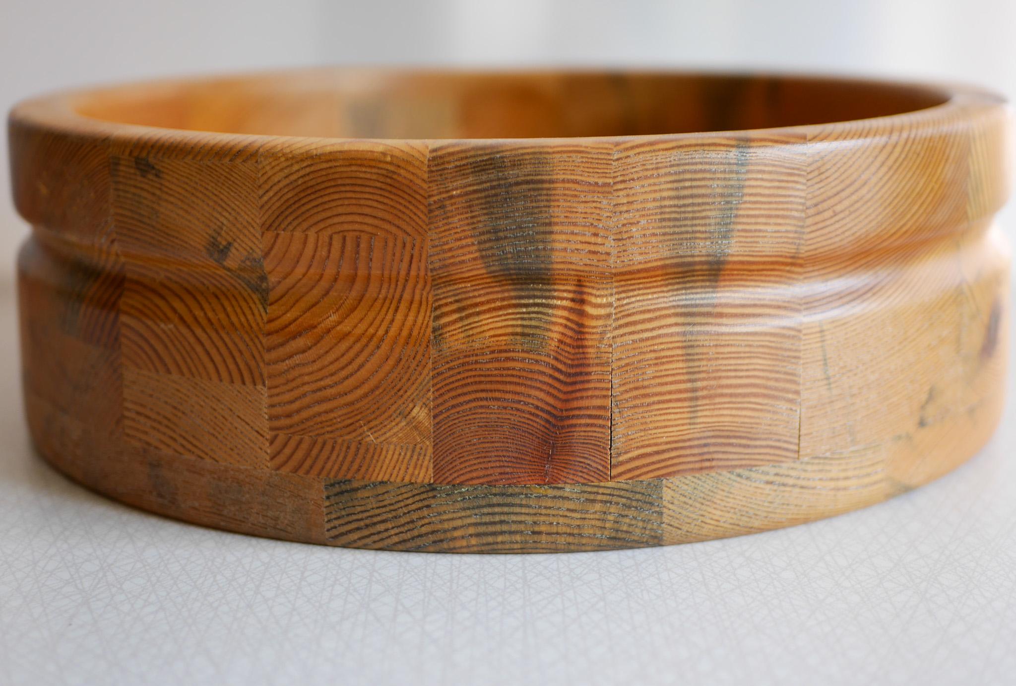 Legno Handmade Scandinavian wooden bowl. A large mid-century turned rustic container in vendita