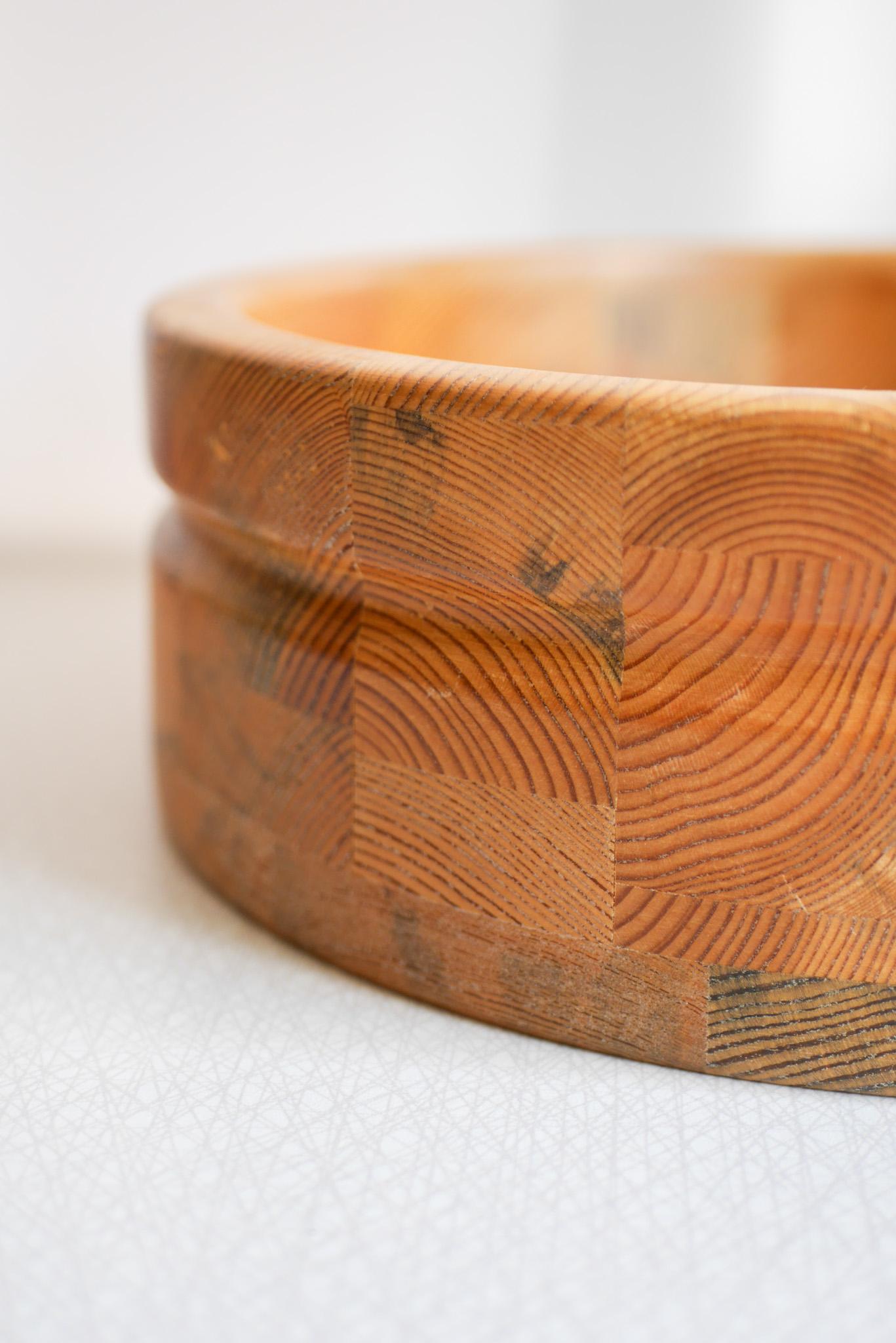 Handmade Scandinavian wooden bowl. A large mid-century turned rustic container in vendita 1
