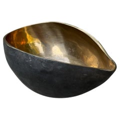Ciotola scultorea in ottone fatta a mano, 20° secolo