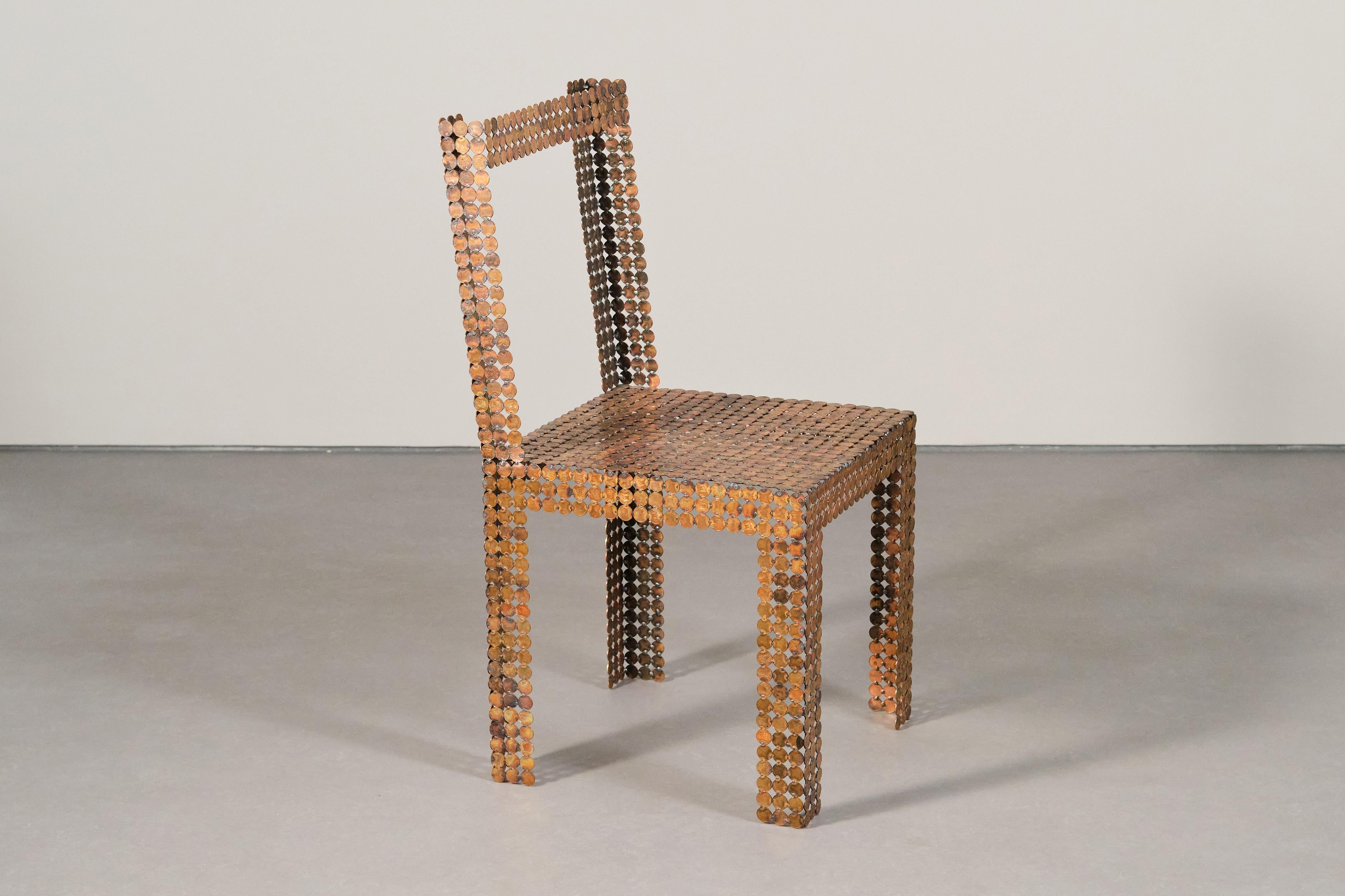 Fait main contemporain  Pièce de 5 cents soudée à la chaise Calderilla par le célèbre designer barcelonais Cristian Herrera Dalmau. Pièce d'art fonctionnelle. Collection Design/One.
La chaise Calderilla remplit la fonction d'objet (chaise), c'est en