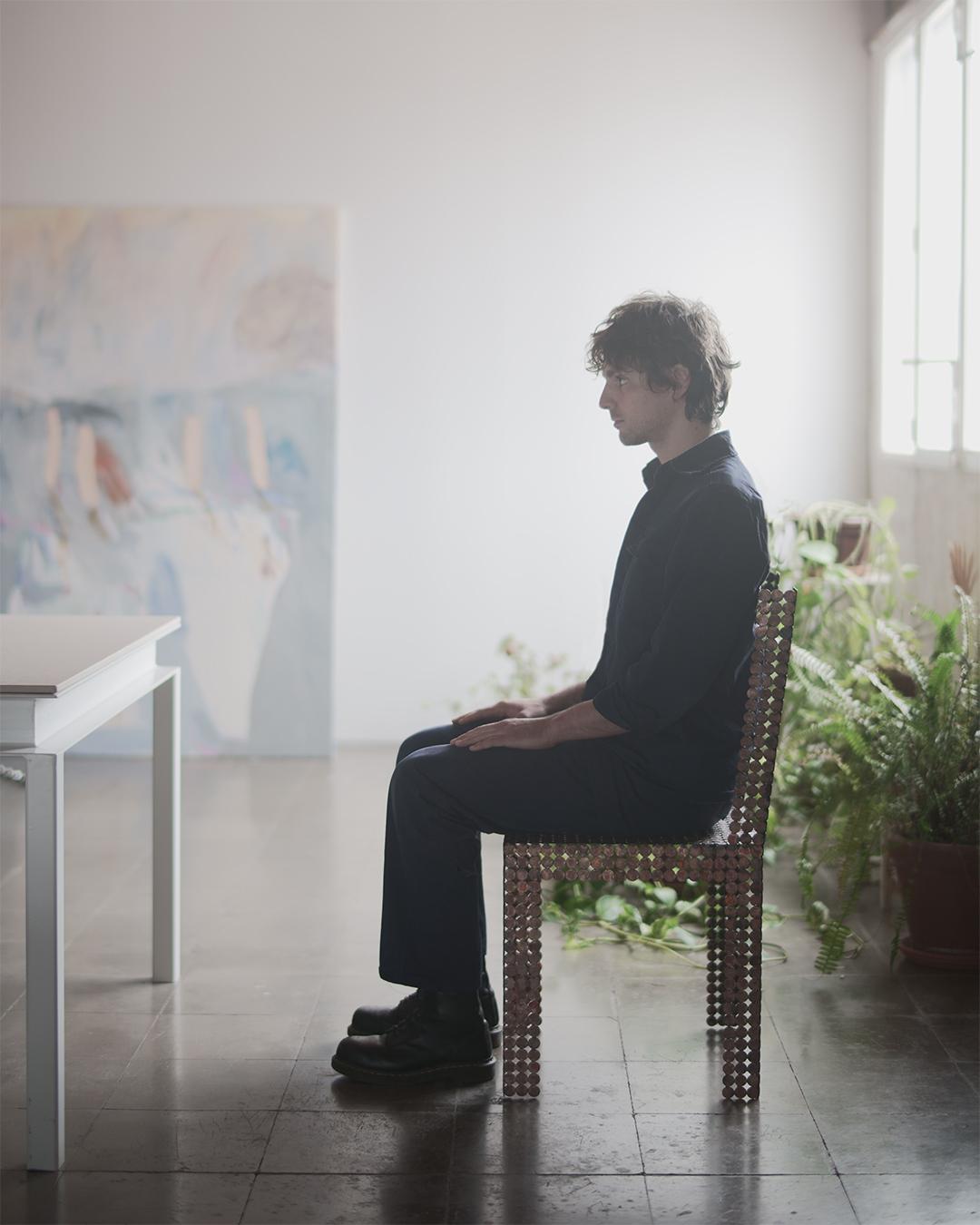 Chaise sculpturale faite à la main avec 5 cents pièces de Cristian Herrera en vente 2