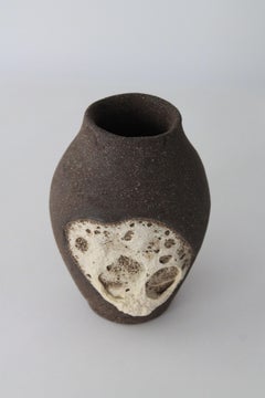 Handgefertigte skulpturale Vase aus dunklem Steingut mit strukturiertem weißem Relief
