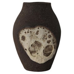 Vaso scultoreo fatto a mano in gres scuro con rilievo bianco strutturato