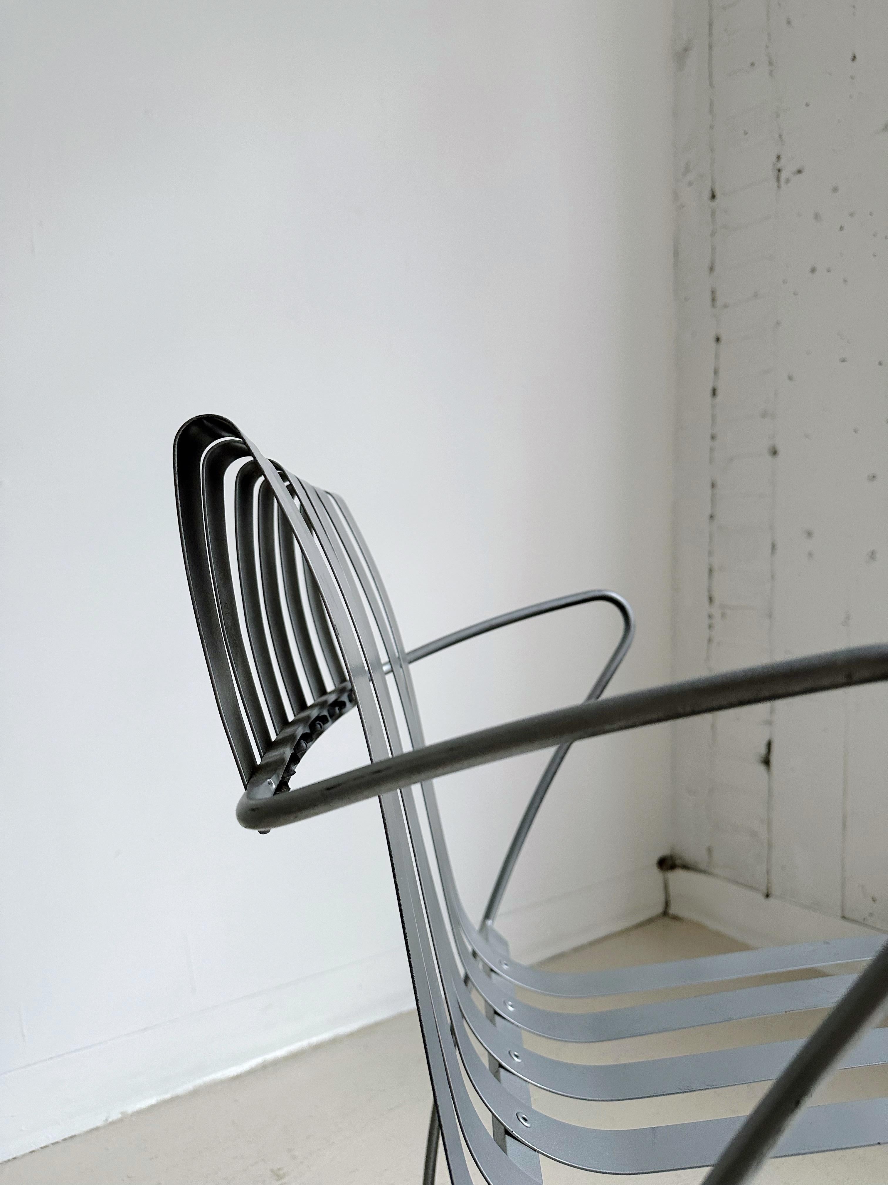 Chaise sculpturale en acier revêtu de poudre, faite à la main, unique en son genre

//


Dimensions :

21 