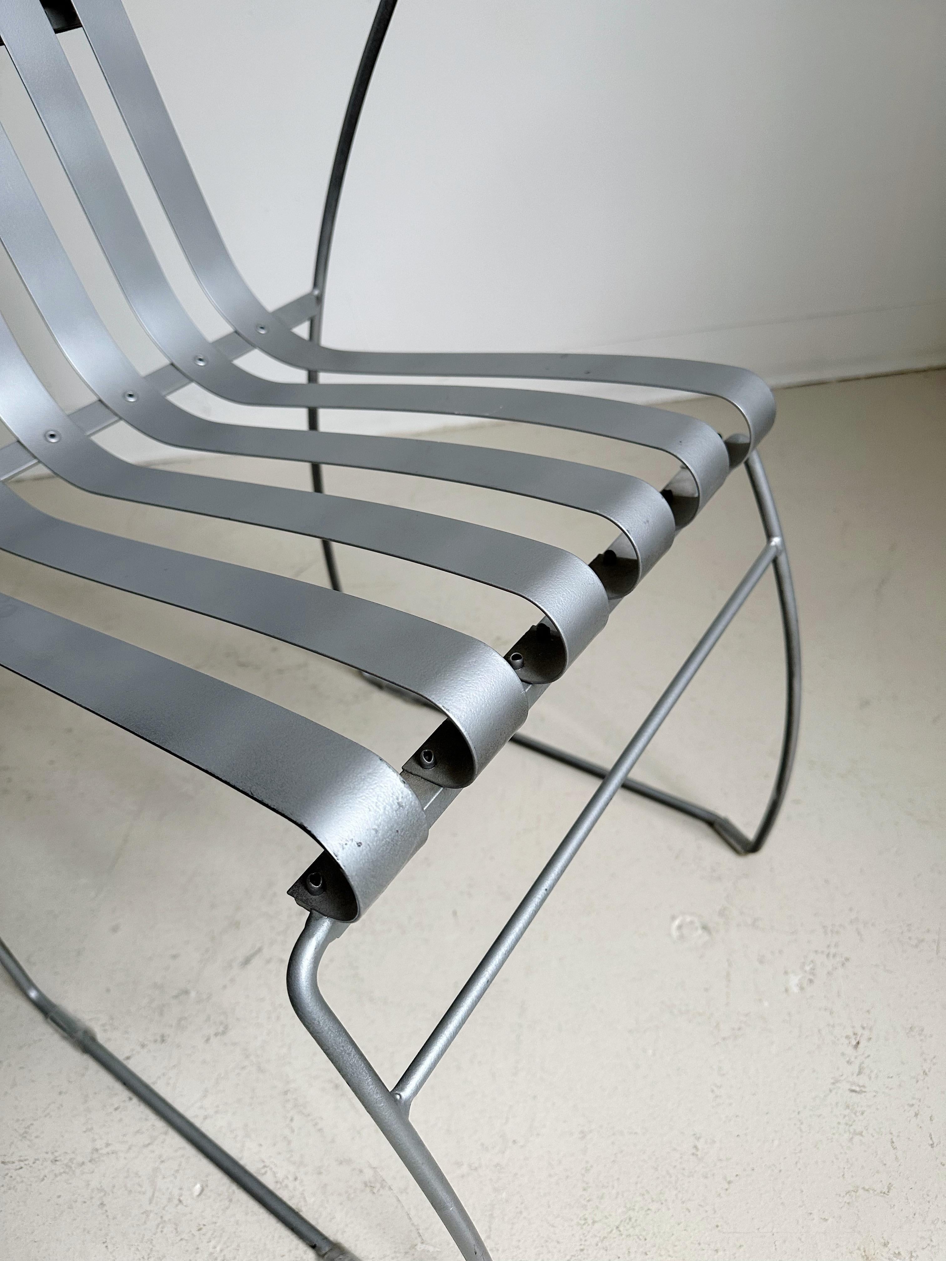 Art déco Chaise sculpturale en acier poudré fabriquée à la main en vente