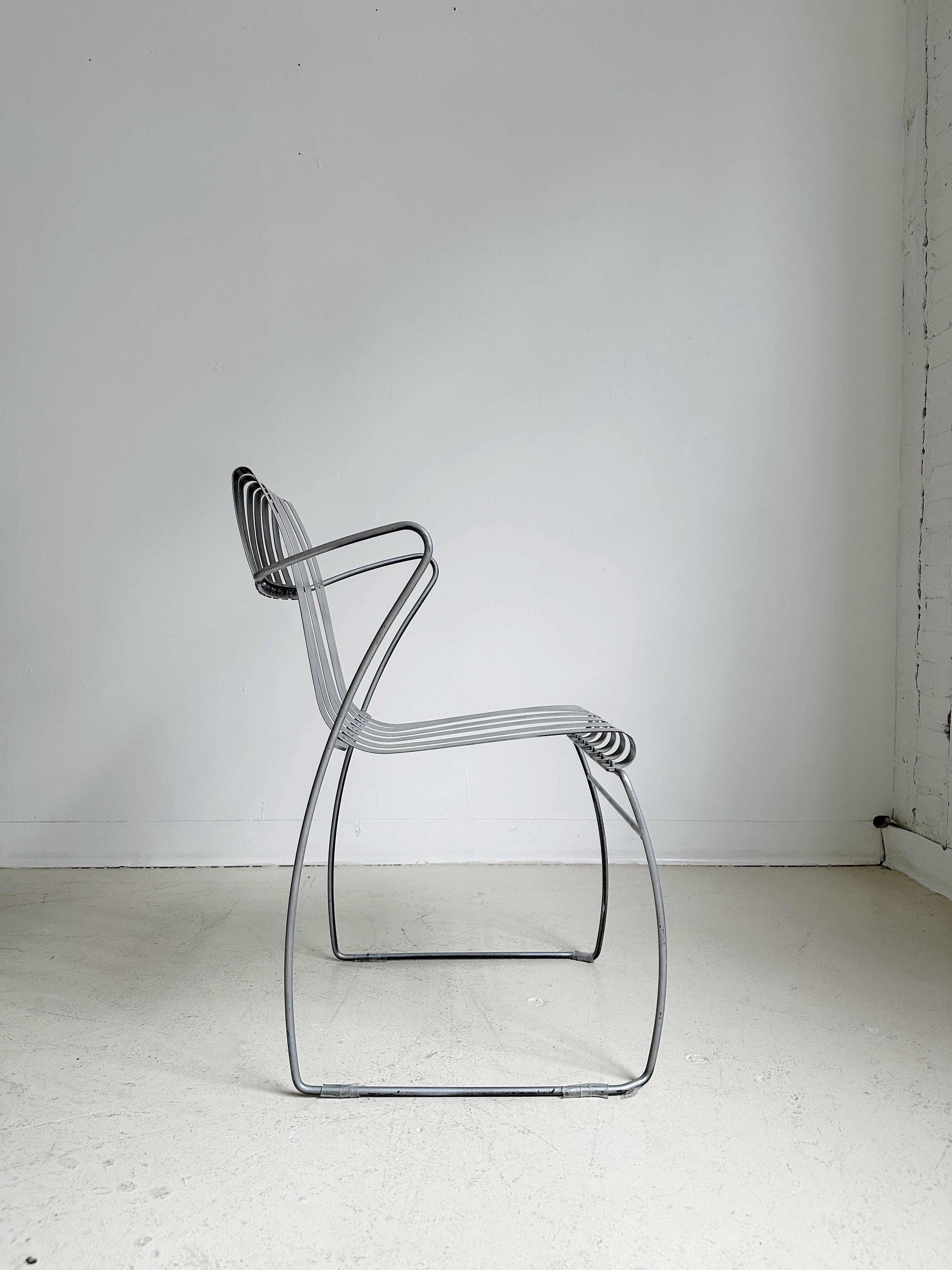 Chaise sculpturale en acier poudré fabriquée à la main Excellent état - En vente à Outremont, QC