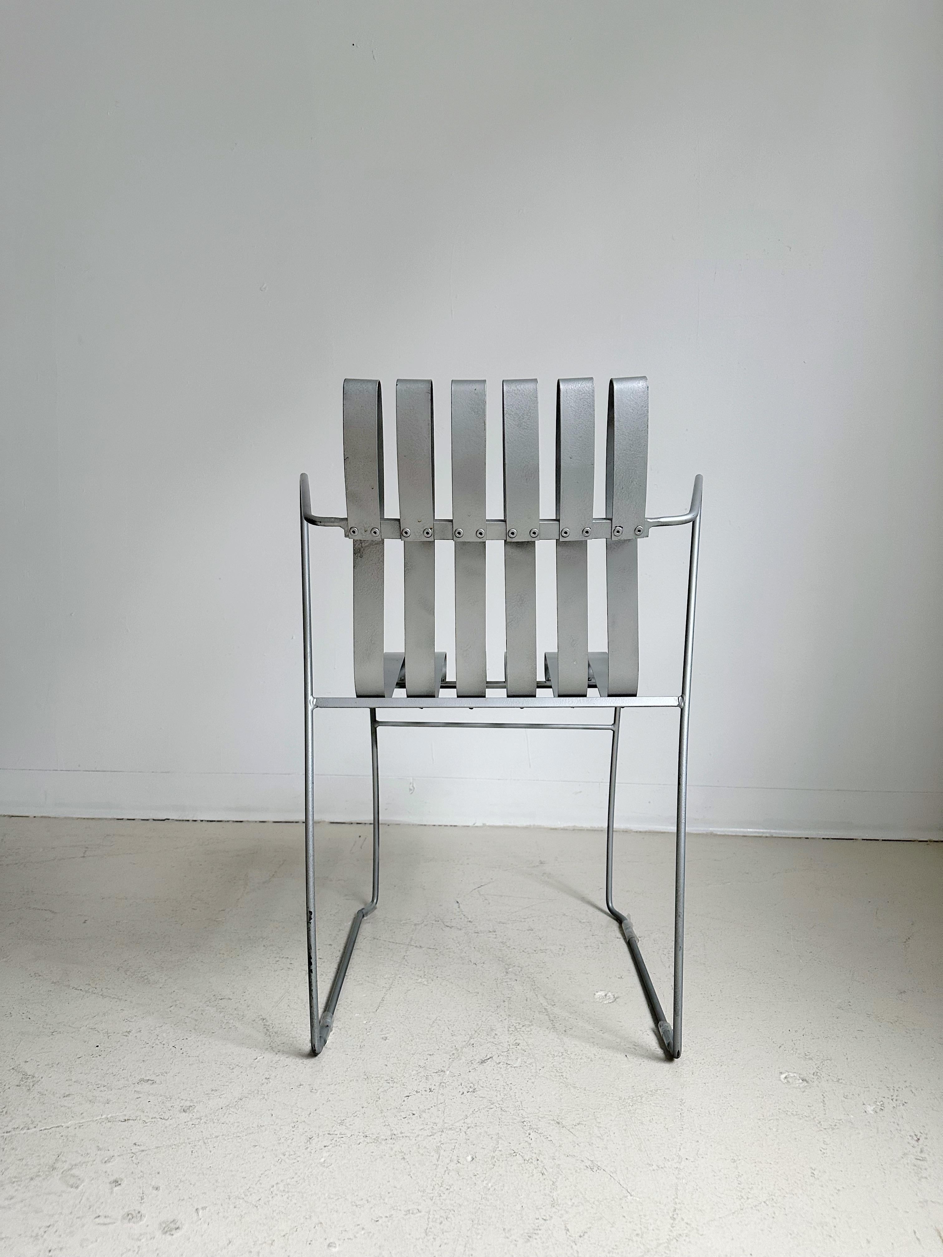 Handgefertigter skulpturaler Stuhl aus pulverbeschichtetem Stahl (20. Jahrhundert) im Angebot