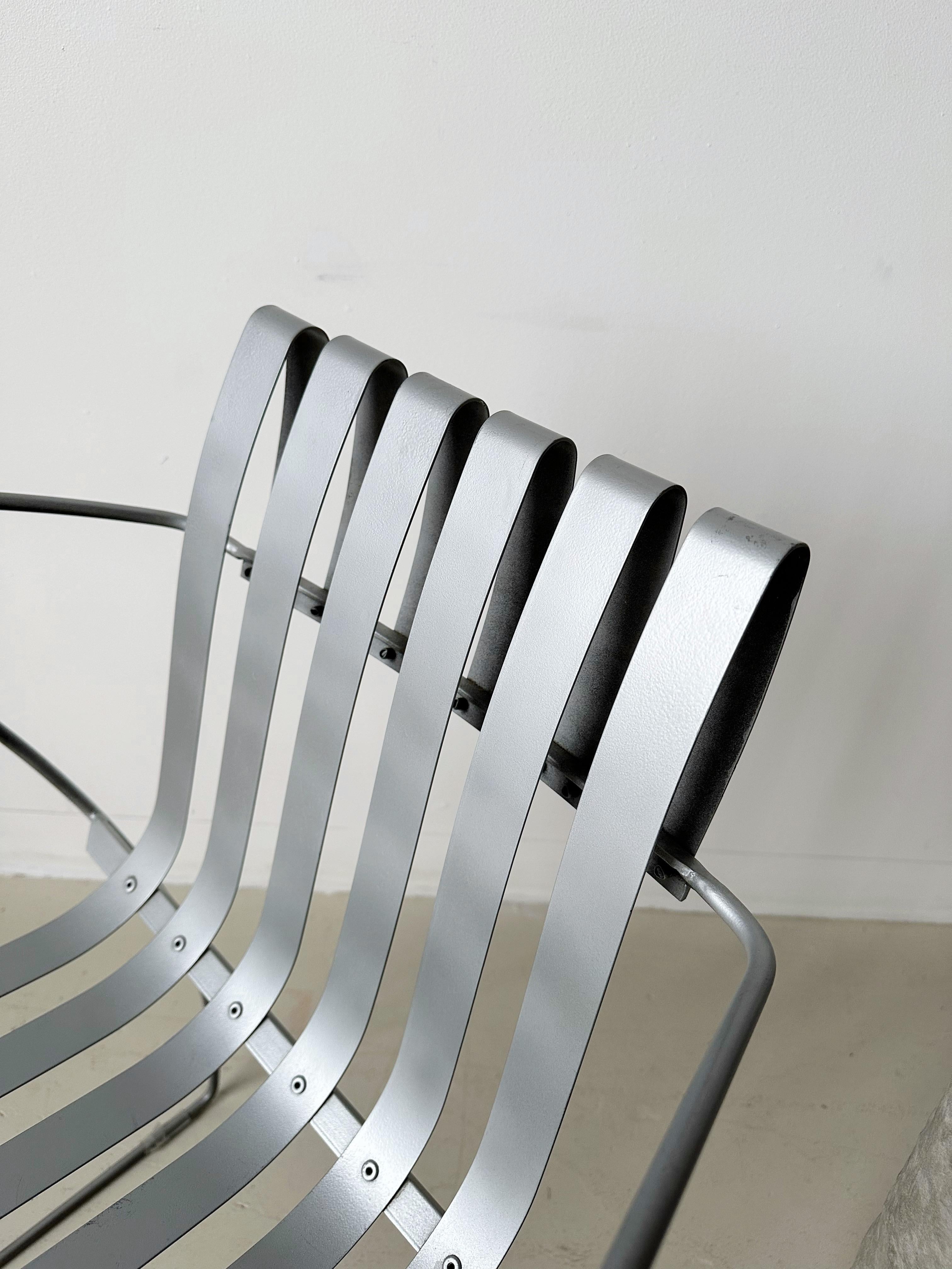 Handgefertigter skulpturaler Stuhl aus pulverbeschichtetem Stahl im Angebot 1