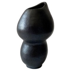Piccolo vaso in ceramica nera dal design scandinavo scultoreo, realizzato a mano da Maku Ceramic