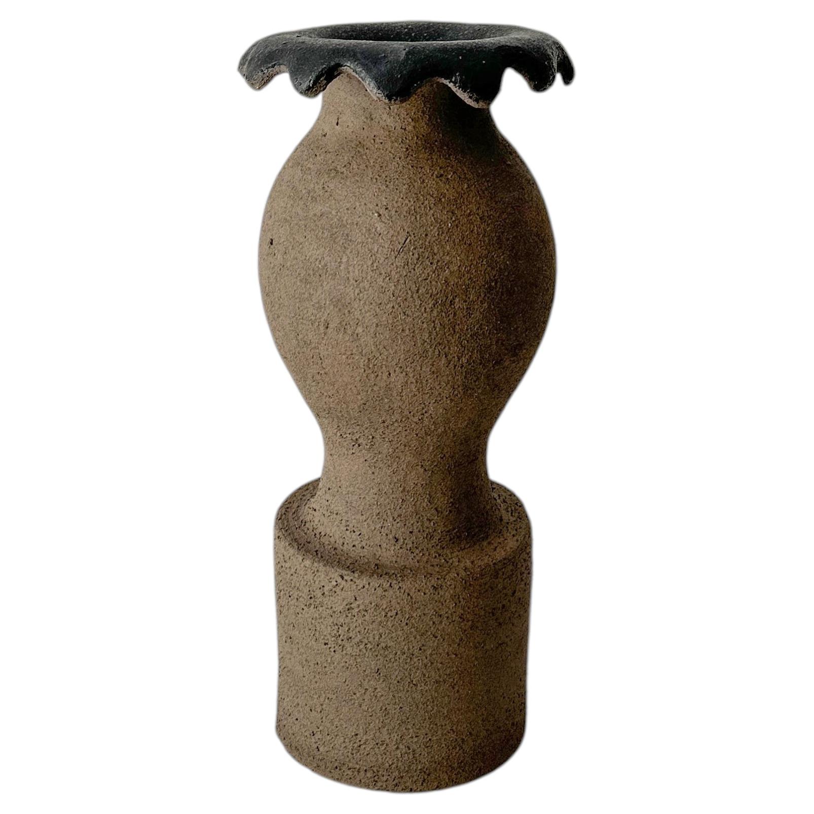 Vase sculptural en grès fait à la main, Sculpture organique moderne en céramique