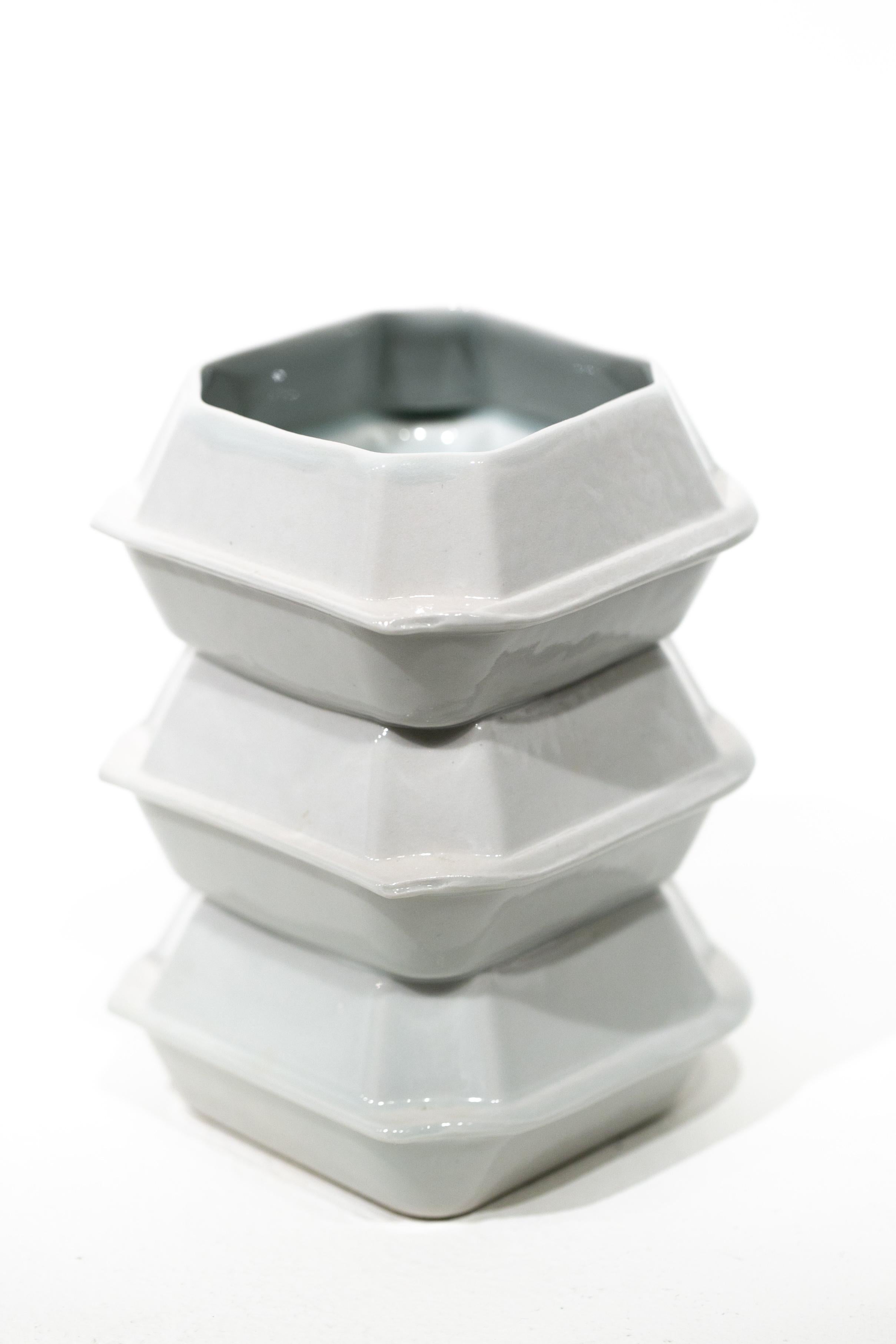 Porcelaine Récipients à emporter sculpturaux faits à la main Vase en porcelaine en vente