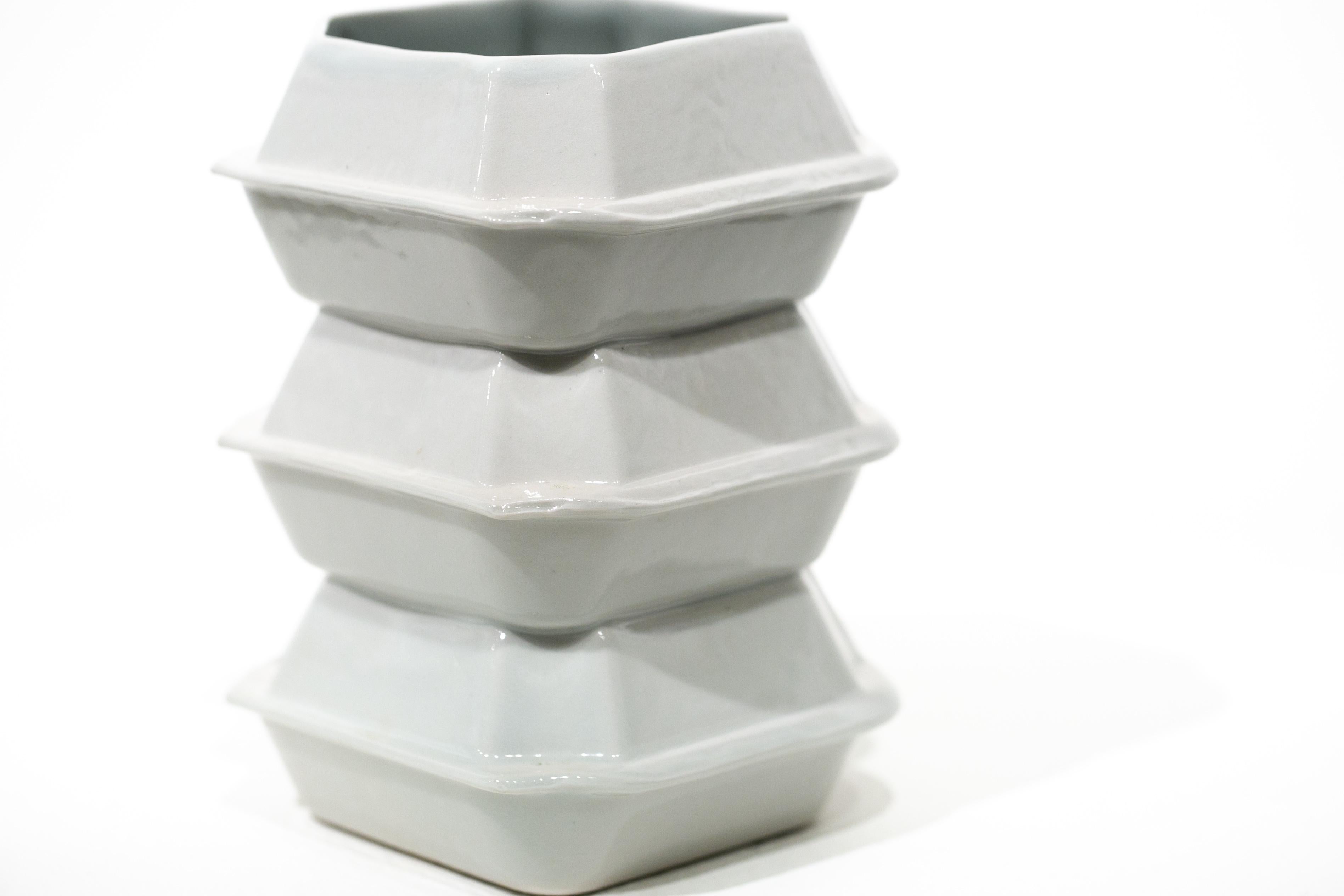 Handgefertigte skulpturale Porzellanvase mit Austernbehältern im Angebot 3