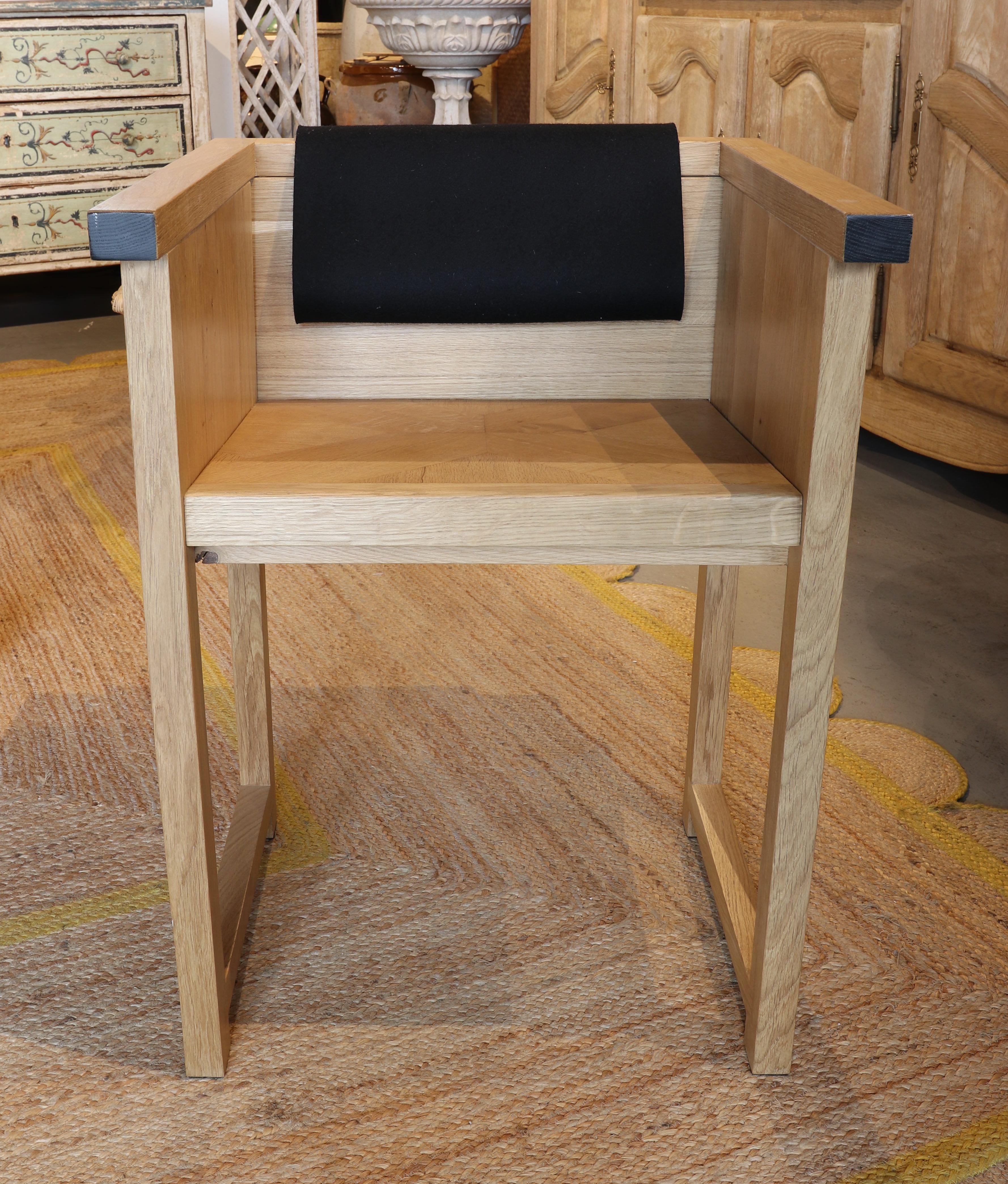 Handmade Sculpture oak Design Chair with Felt Backing In Good Condition For Sale In Marbella, ES