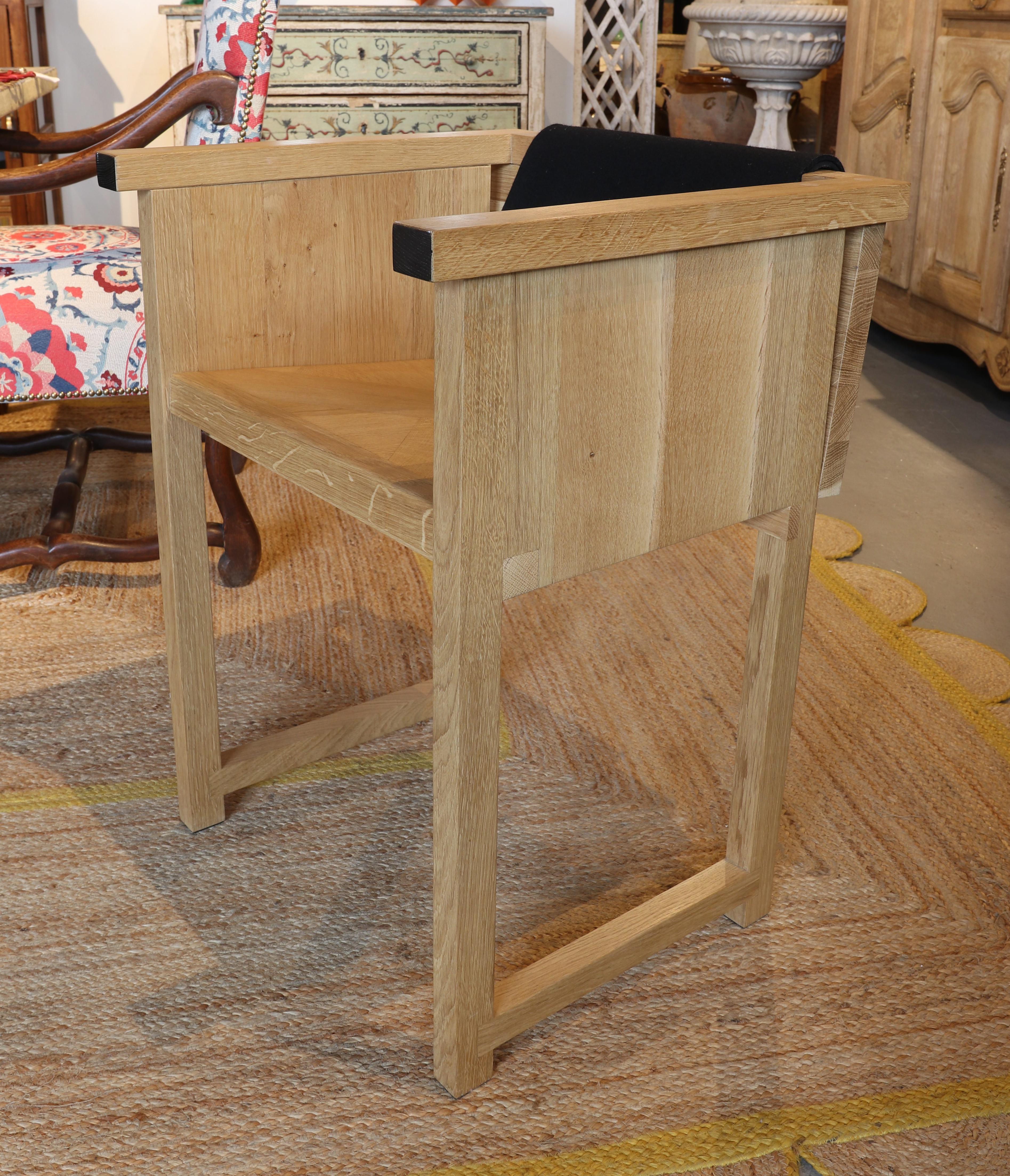 20th Century Handmade Sculpture oak Design Chair with Felt Backing For Sale