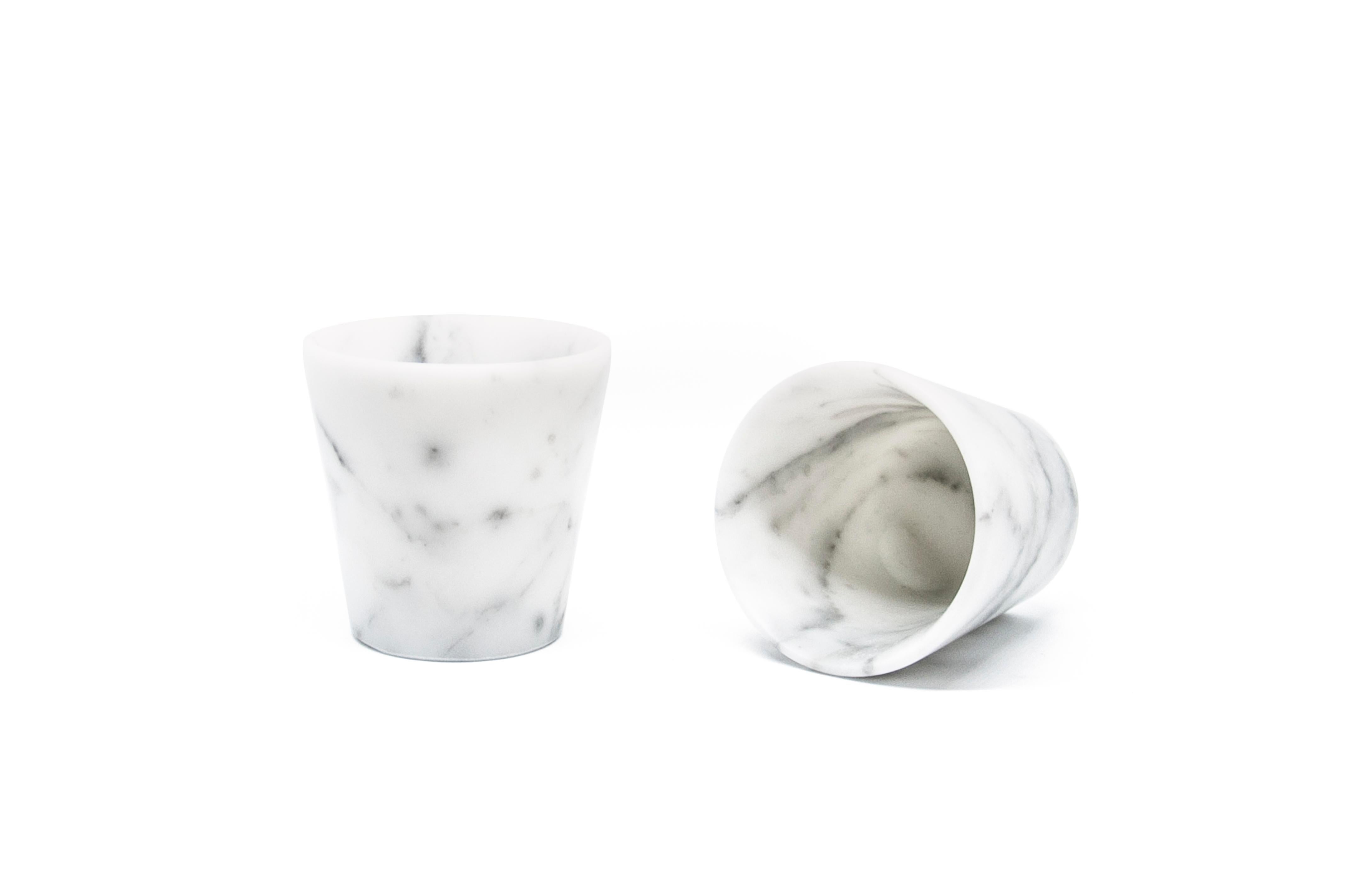 Set aus 2 Grappagläsern aus weißem, satiniertem Carrara-Marmor, der in Italien gewonnen und verarbeitet wird. Sie haben ein 100% in Italien hergestelltes Produkt.
Jedes Stück ist in gewisser Weise einzigartig (da jeder Marmorblock eine andere