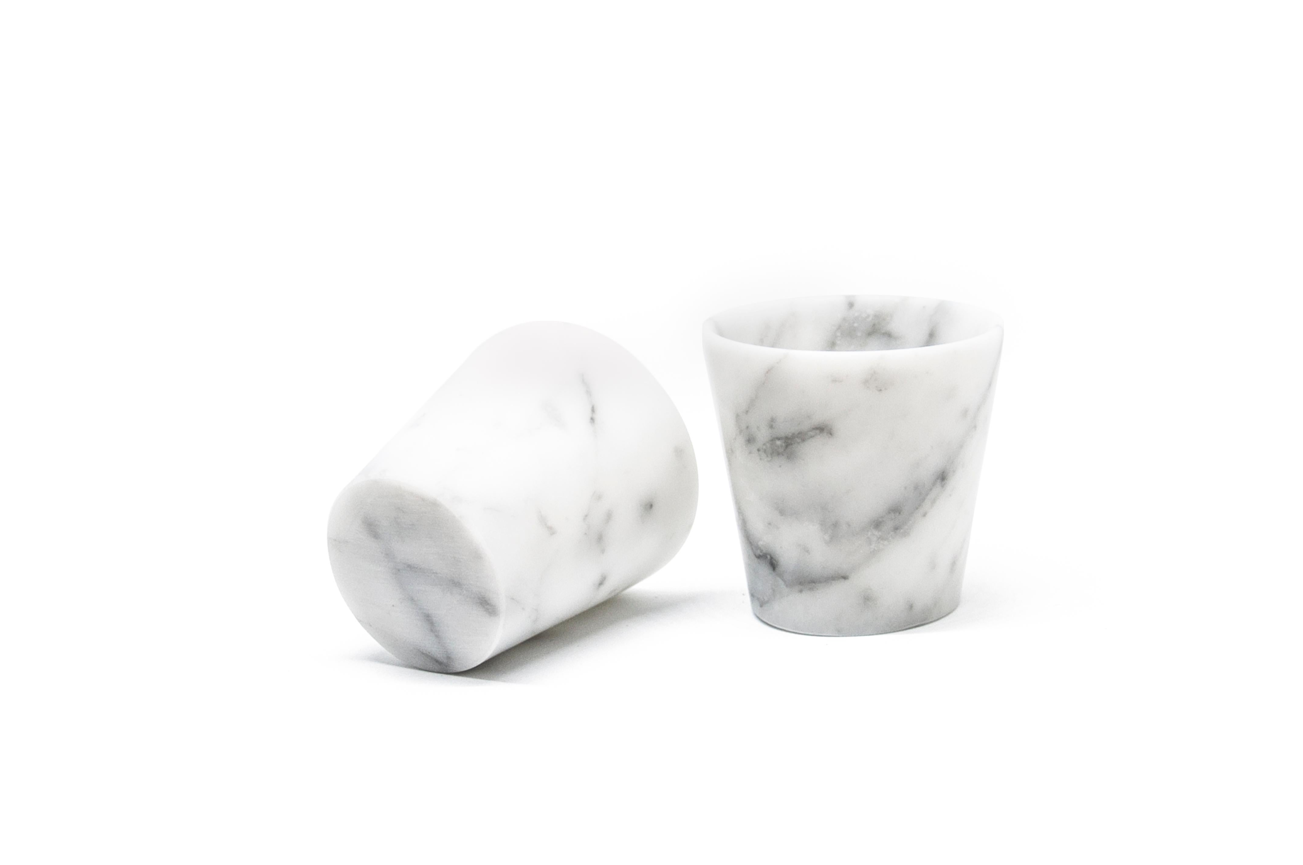 Handgefertigtes Set von 2 Grappa-Gläsern aus satiniertem weißem Carrara-Marmor (Italienisch) im Angebot