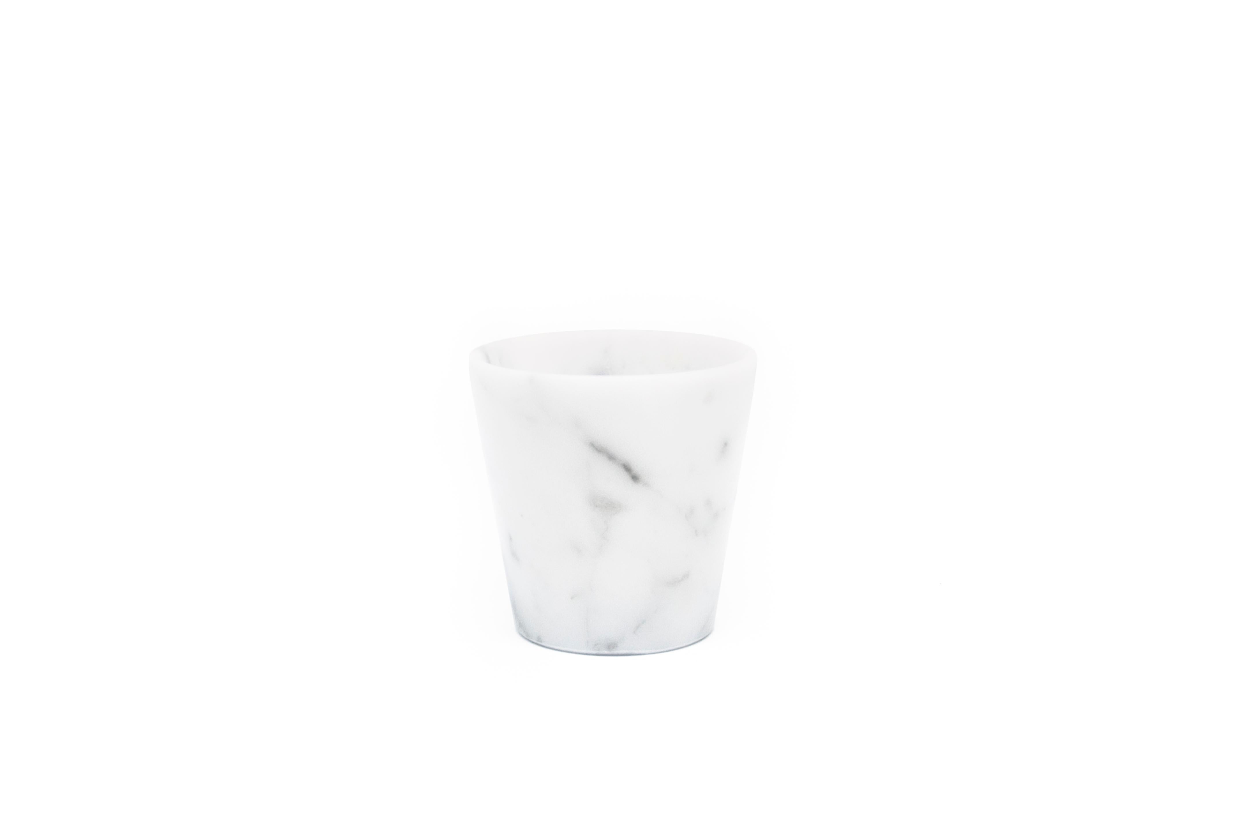 Hand-Crafted Handmade Set of 2 Grappa Glasses in Satin White Carrara Marble For Sale