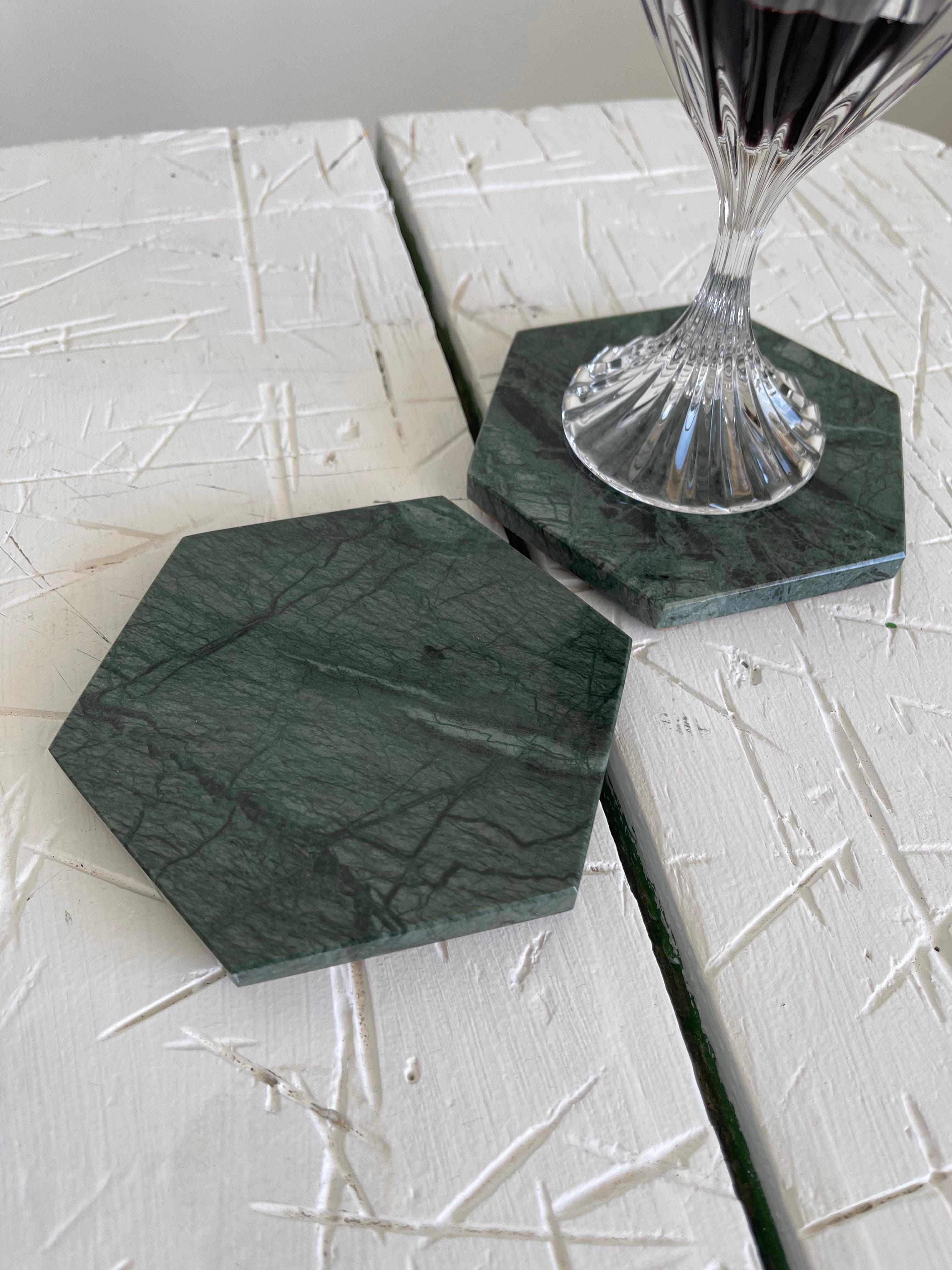 Handmade Set of 2 Hexagonal Green Guatemala Marble Coasters In New Condition For Sale In Carrara, IT