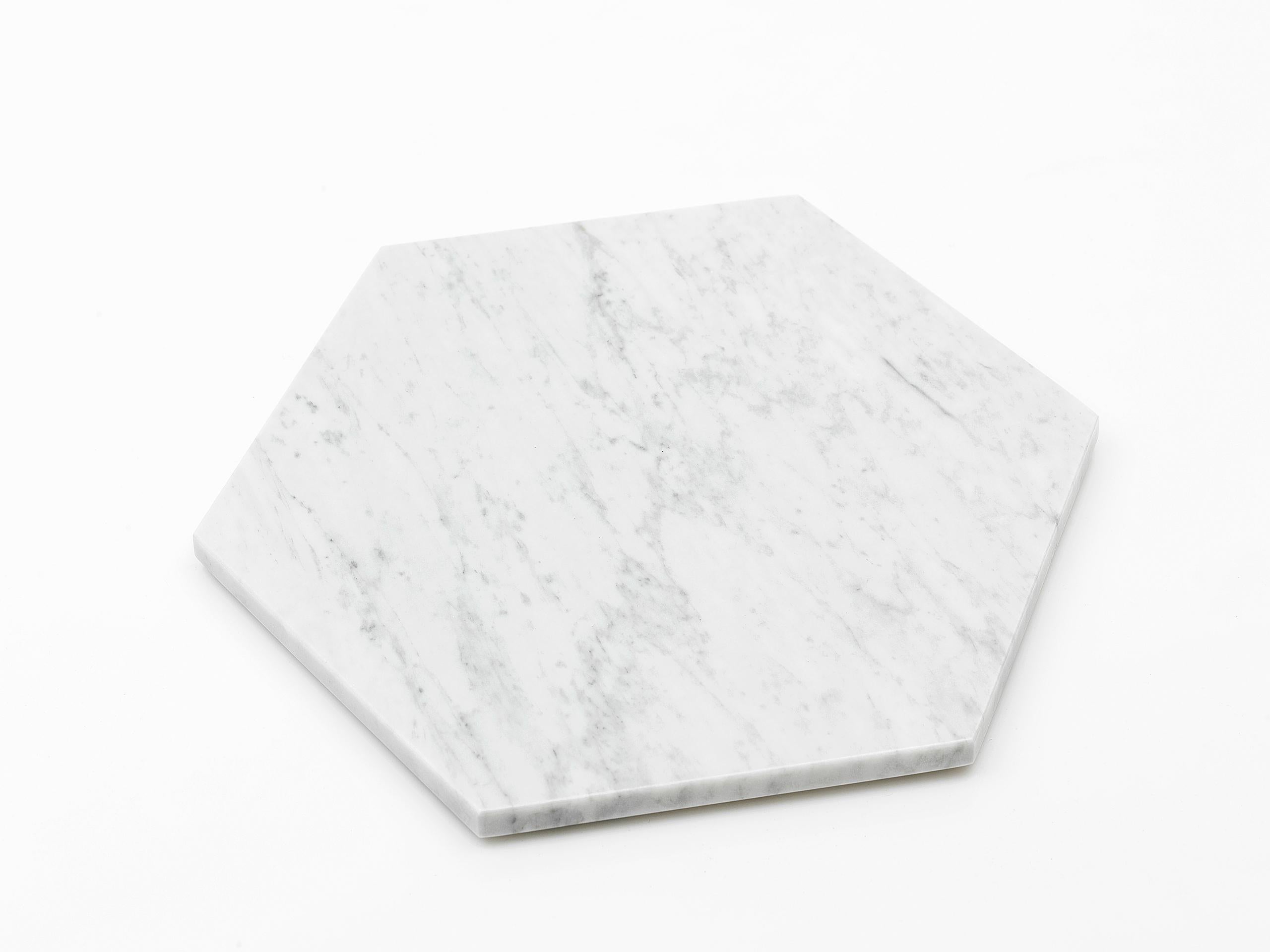Marbre Ensemble fait à la main de 2 assiettes hexagonales en marbre blanc de Carrare en vente
