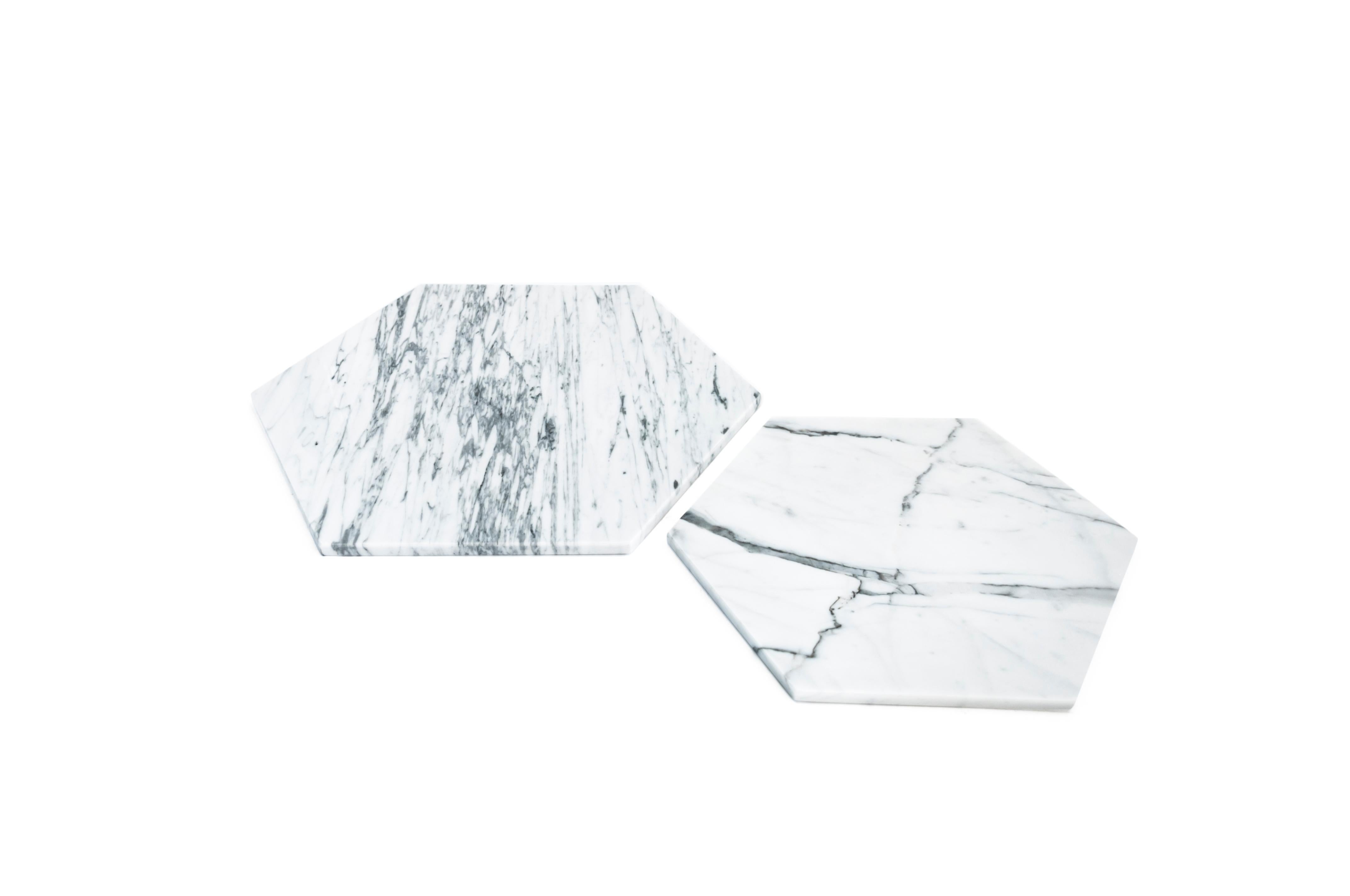 Ensemble fait à la main de 2 assiettes hexagonales en marbre blanc de Carrare en vente 2