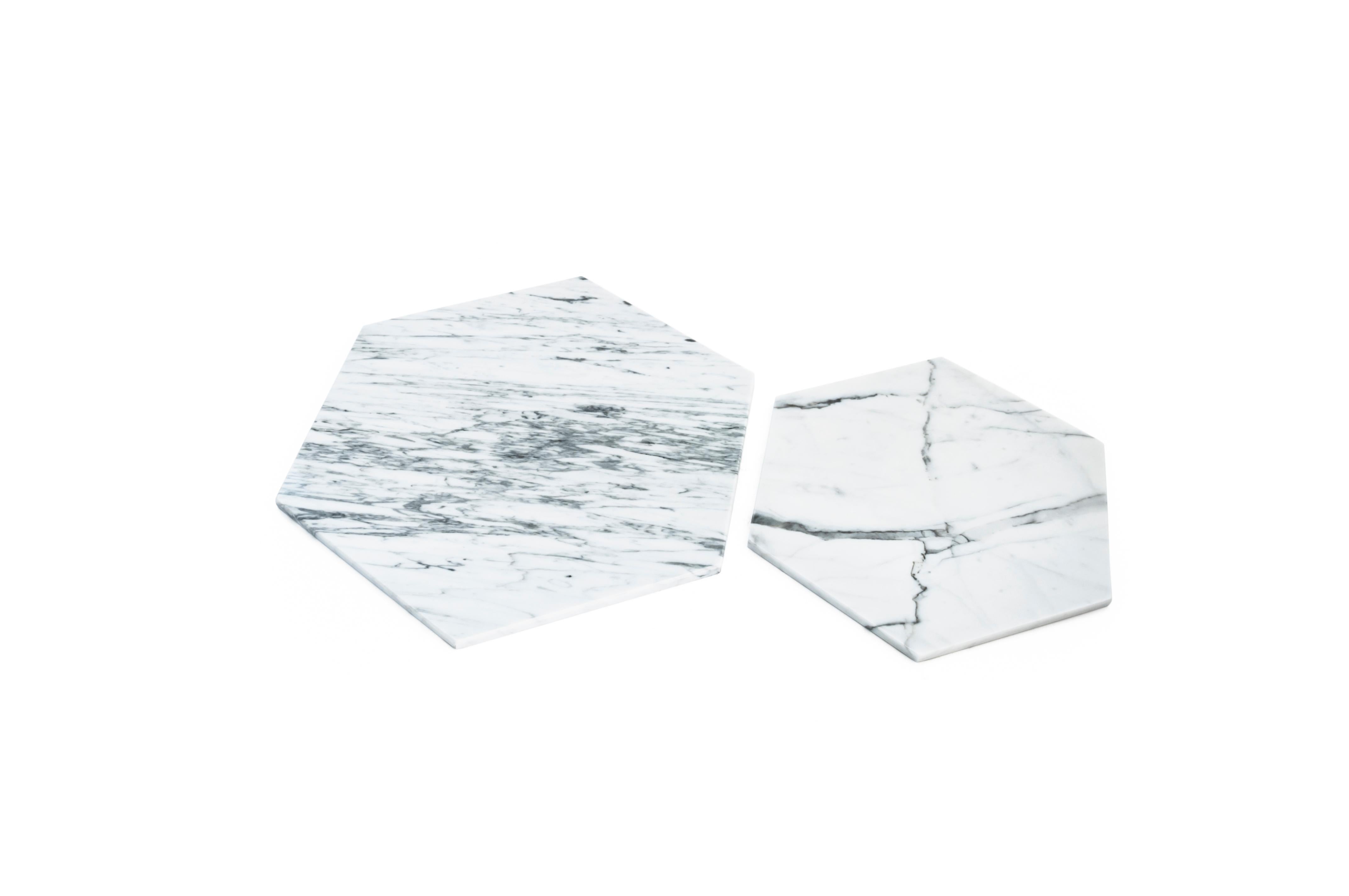 italien Ensemble fait à la main de 2 assiettes hexagonales en marbre blanc de Carrare en vente
