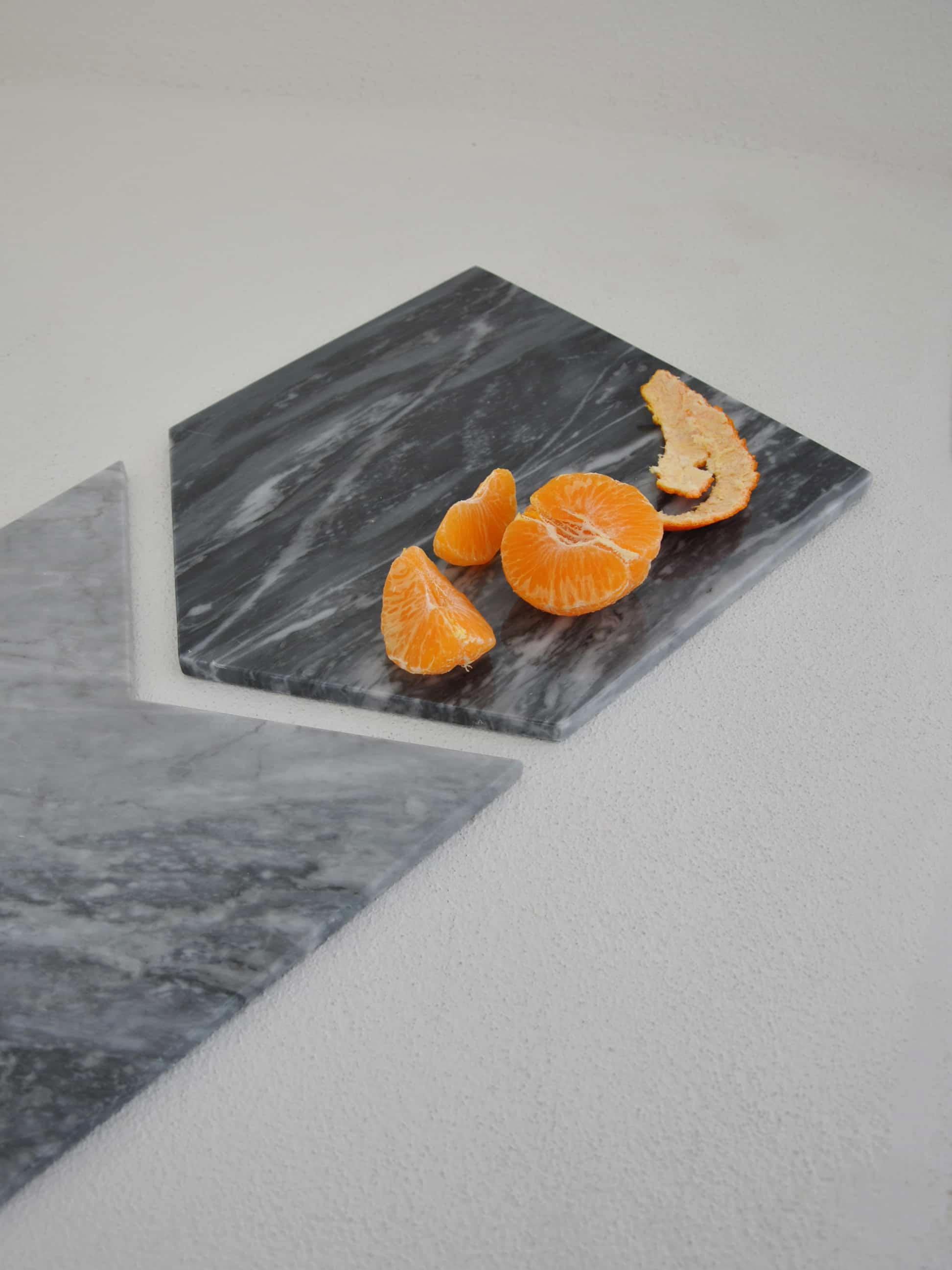 Handgefertigtes Set von 2 Snap-Fit-Tellern aus weißem Carrara- und grauem Bardiglio-Marmor im Angebot 3