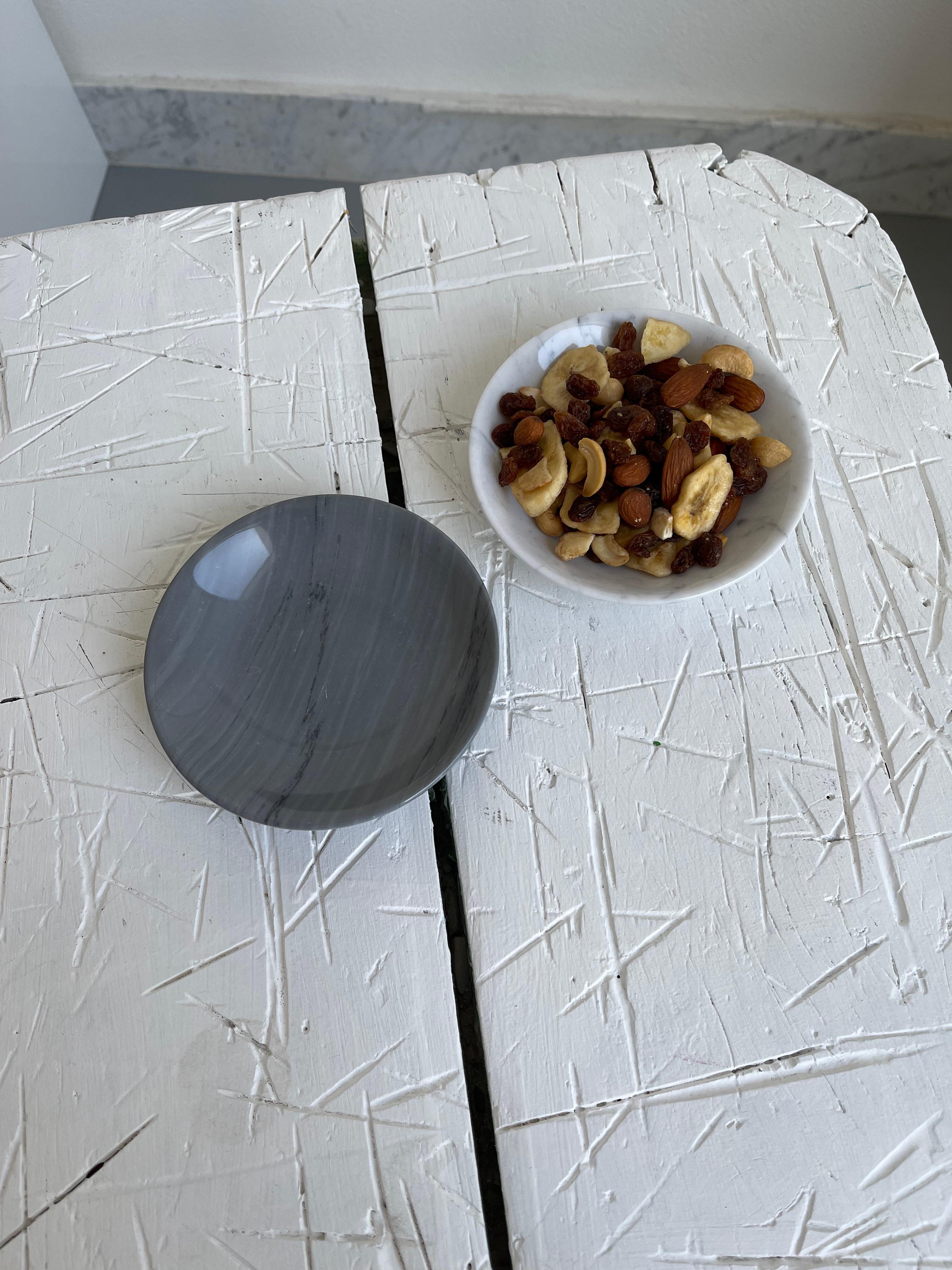 Contemporary Handmade Set of 3 Small Dishes in Bardiglio, Carrara and Marquina Marble For Sale