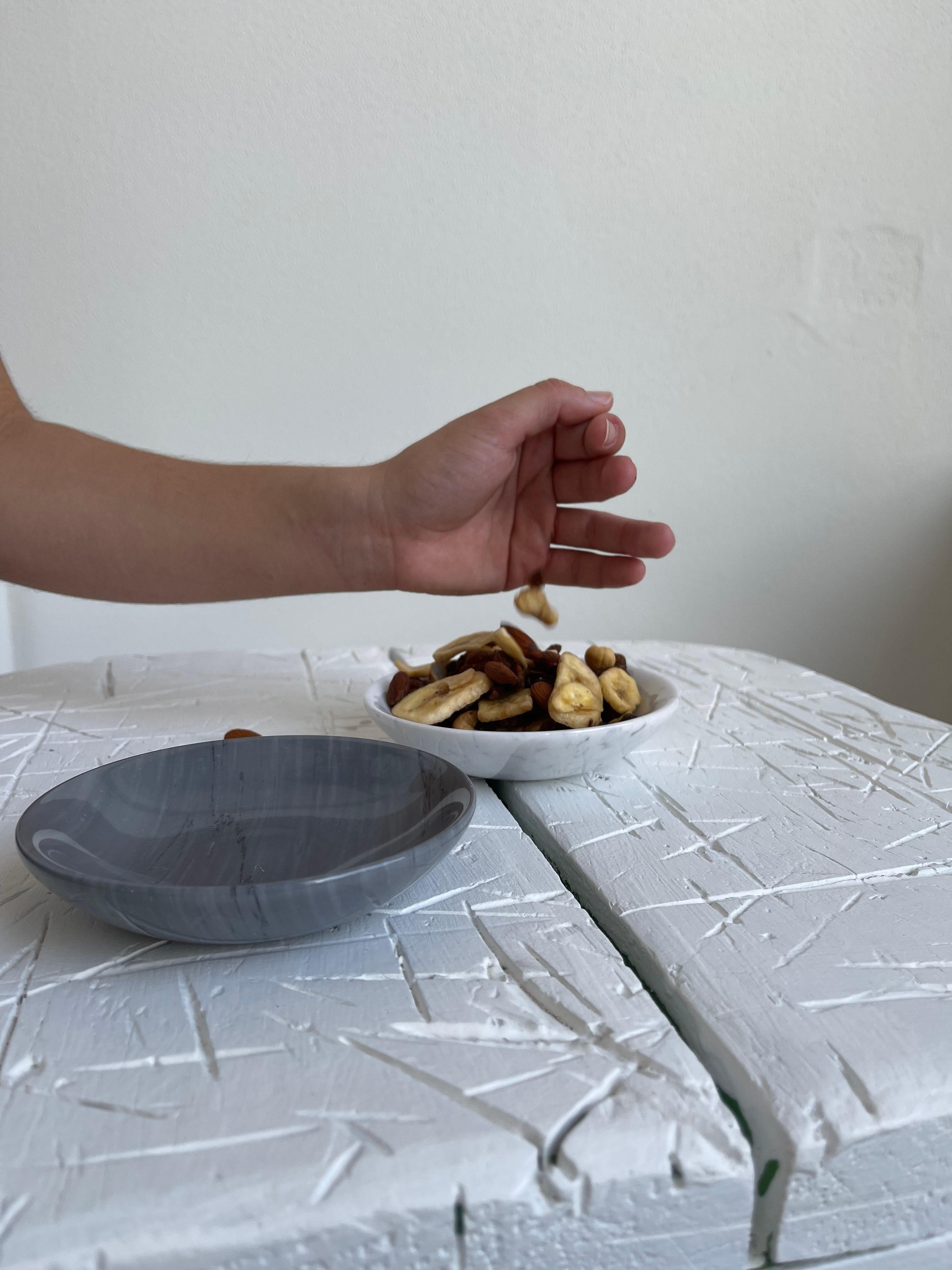 Handmade Set of 3 Small Dishes in Bardiglio, Carrara and Marquina Marble For Sale 1