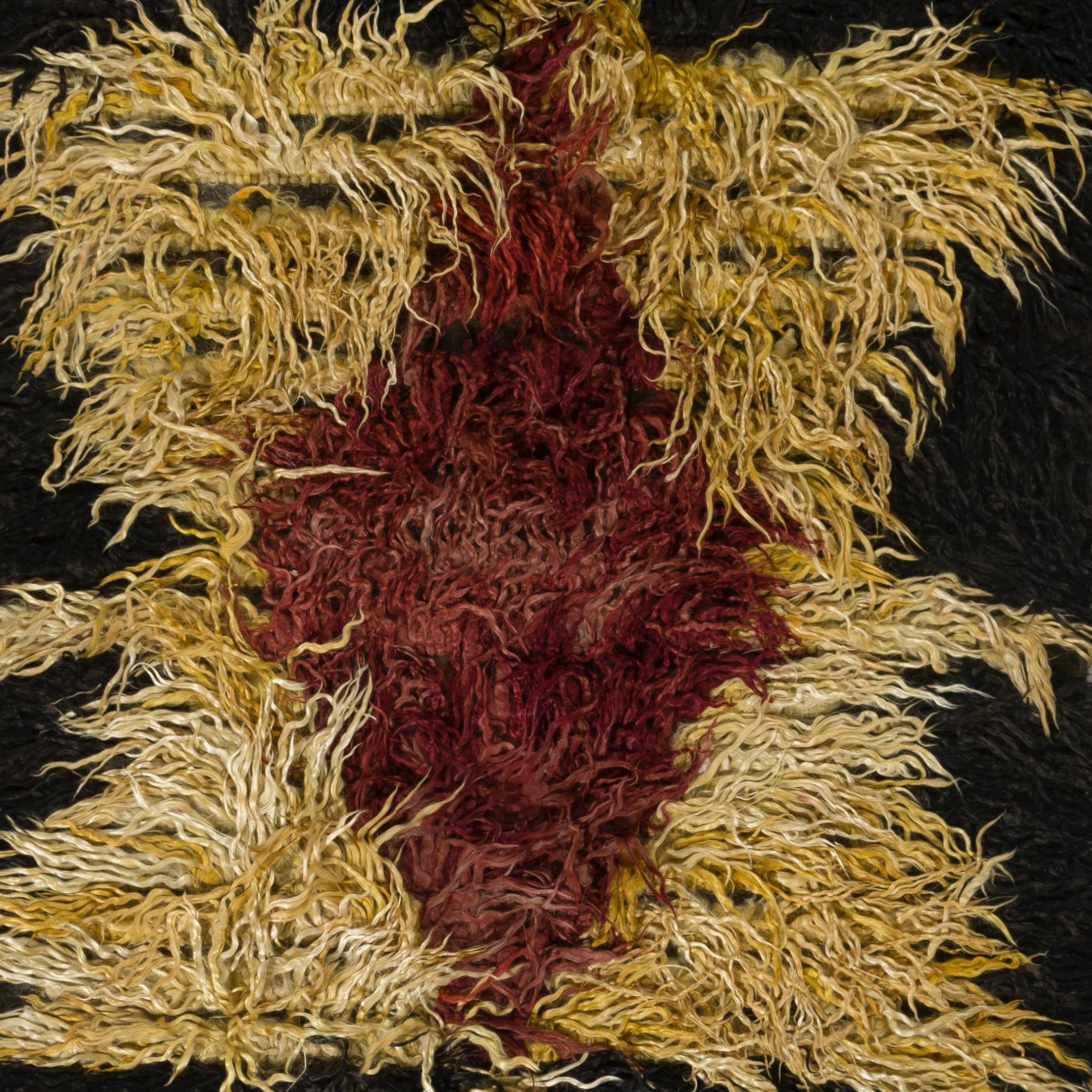 Eleva tu espacio con lo último en confort y estilo: nuestra alfombra Shag Pile, hecha a mano con lana de mohair 100% de primera calidad. Esta asombrosa pieza está meticulosamente anudada a mano por hábiles artesanos, lo que da como resultado una